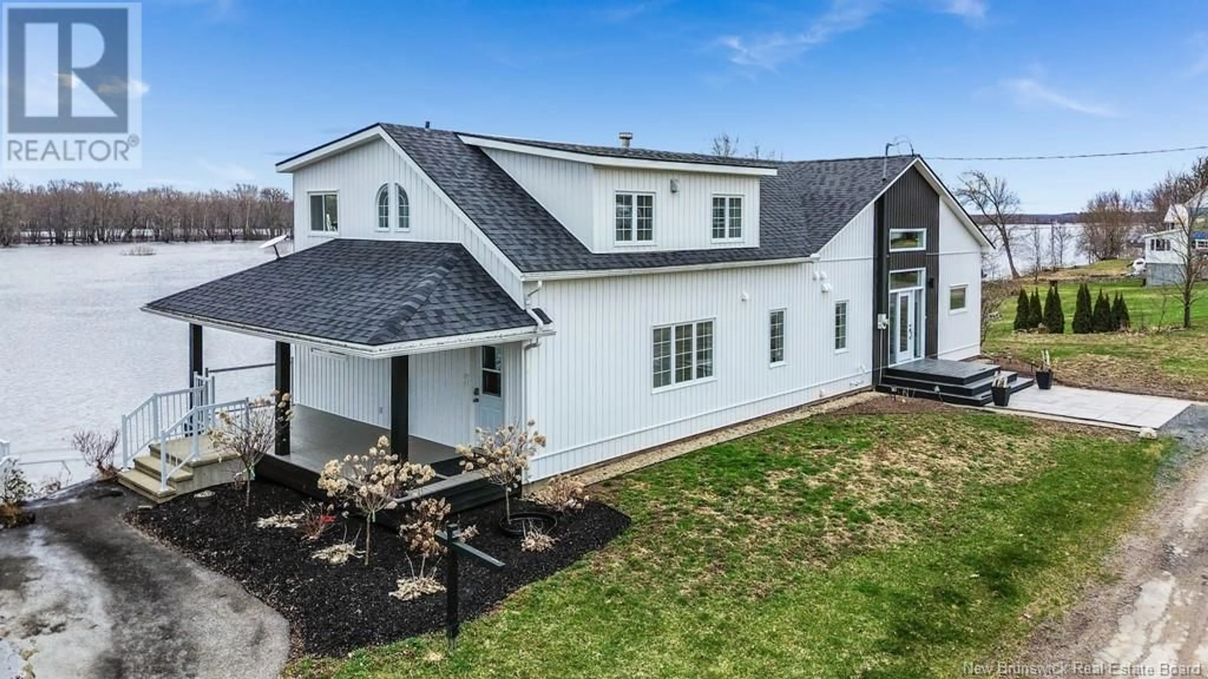 Home with vinyl exterior material, building for 92 FRONT STREET, Gagetown New Brunswick E5M1A1