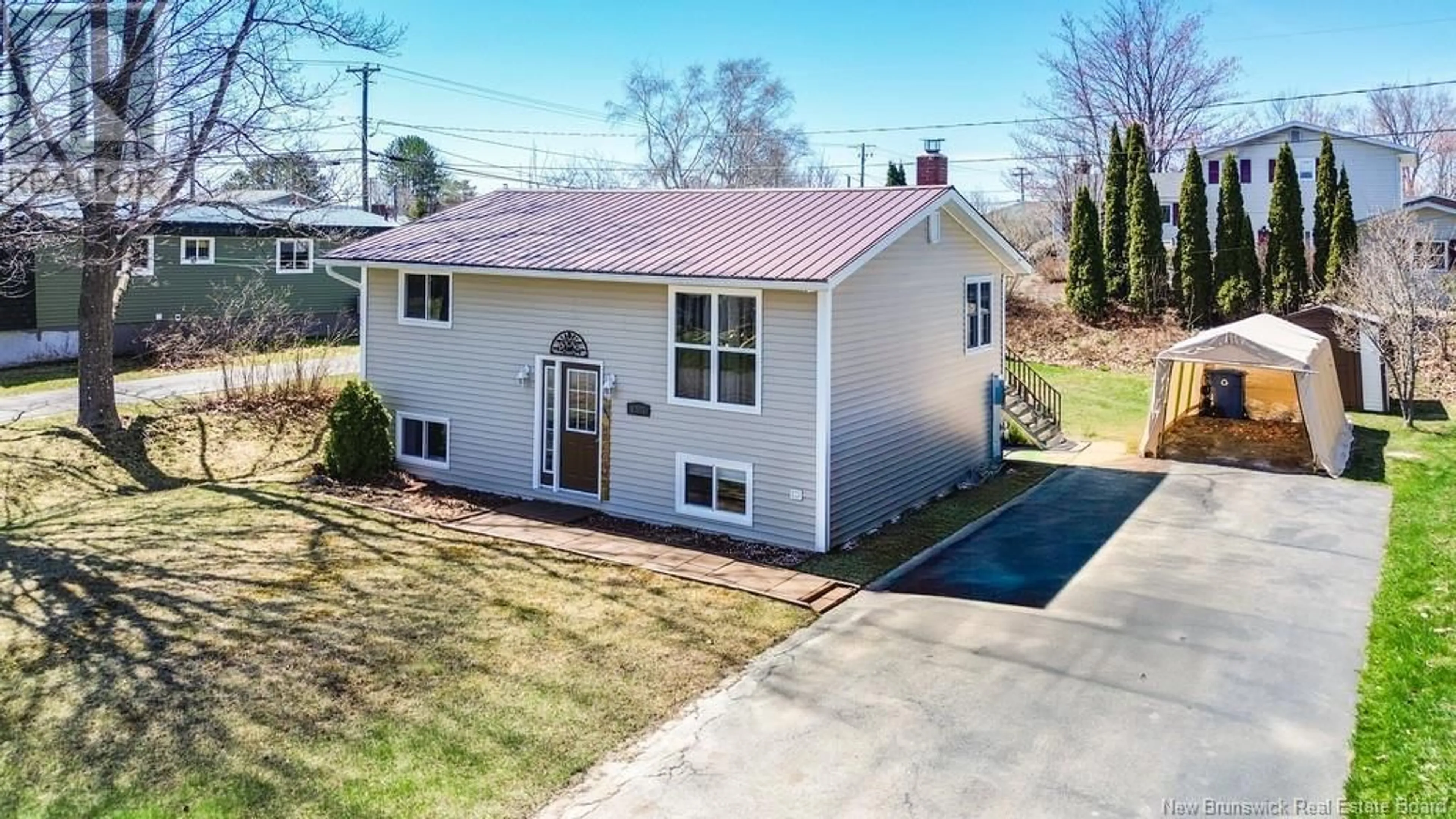 A pic from outside/outdoor area/front of a property/back of a property/a pic from drone, street for 147 ELIZABETH STREET, Woodstock New Brunswick E7M1P9