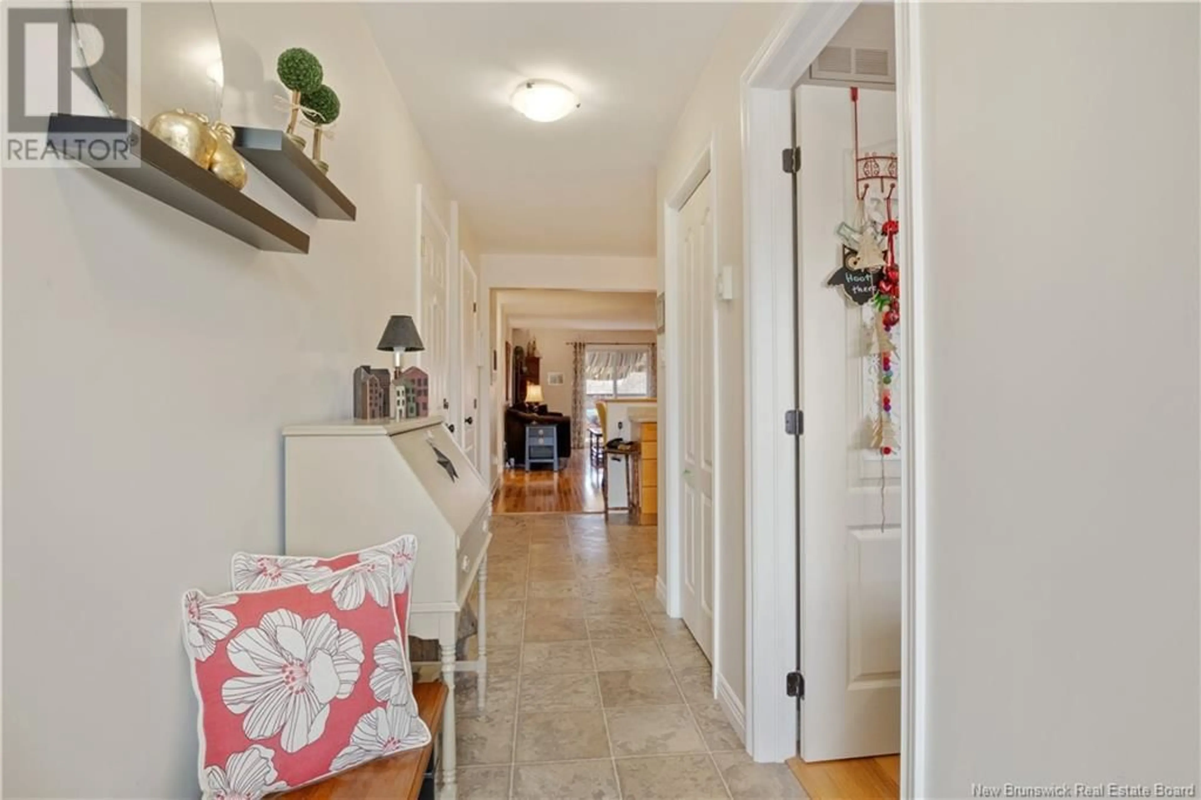 Indoor entryway for 70 DAMIEN, Dieppe New Brunswick E1C1V4