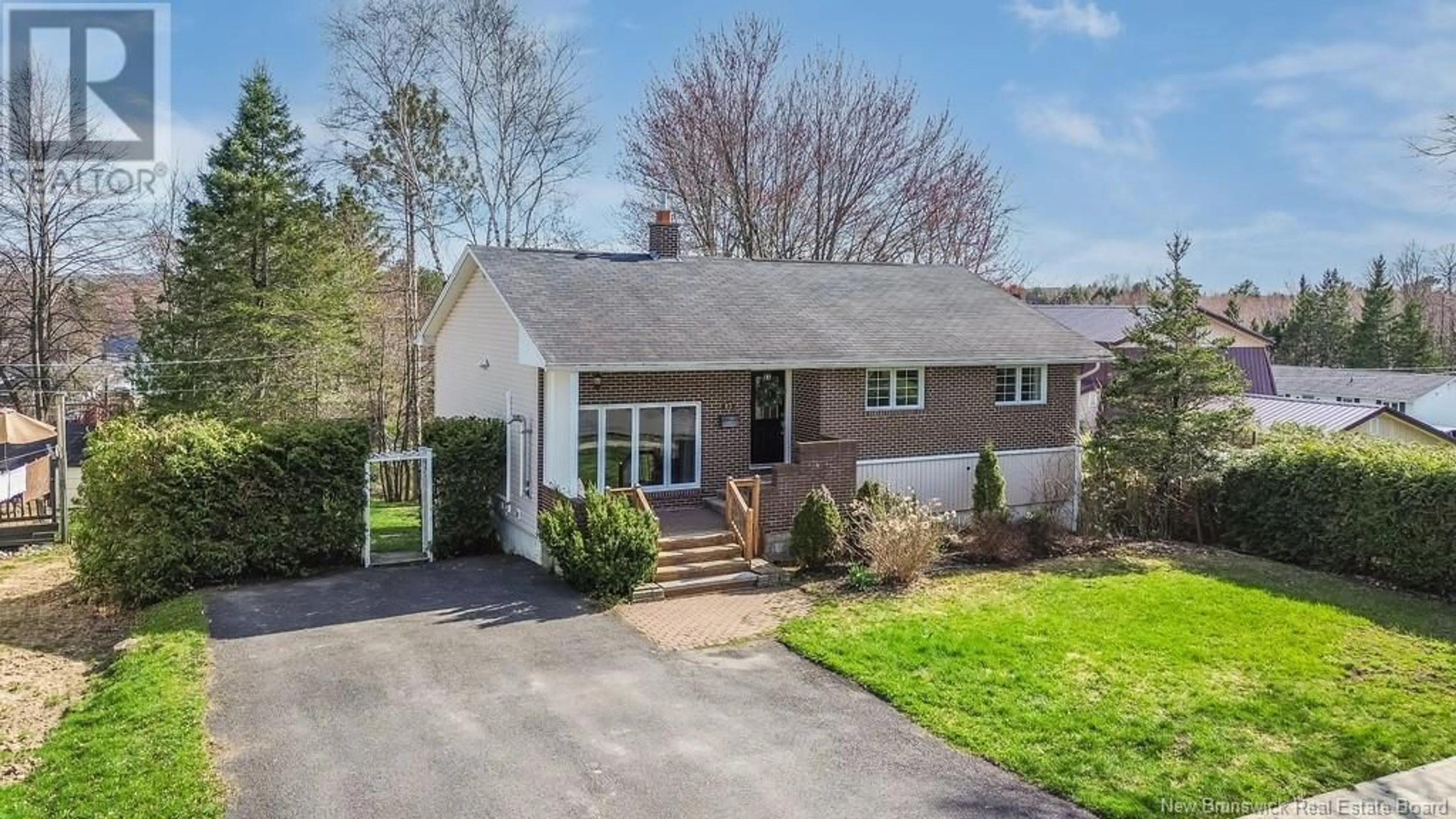 A pic from outside/outdoor area/front of a property/back of a property/a pic from drone, street for 43 WILLIAM STREET, Nashwaaksis New Brunswick E3A4V7
