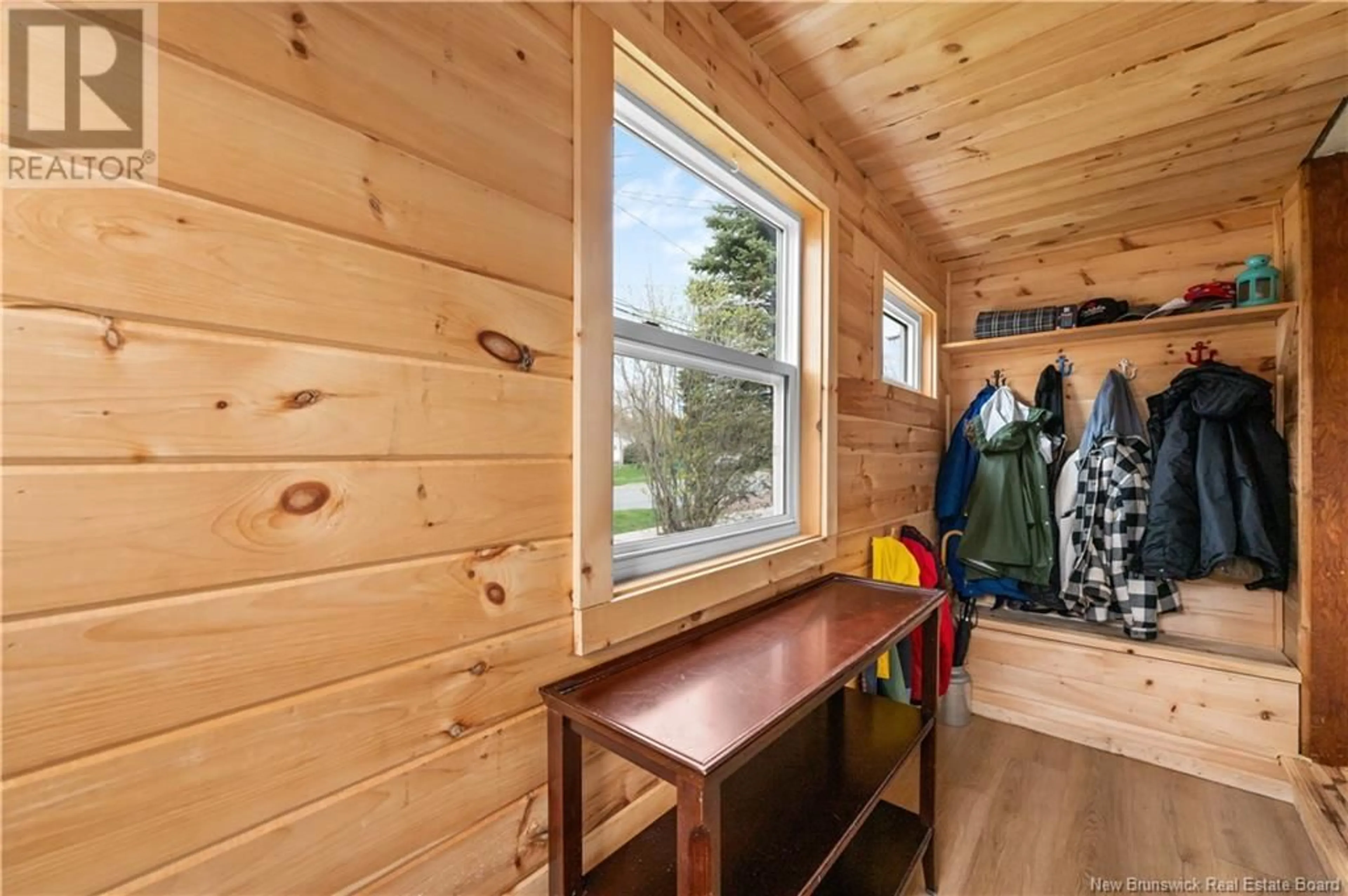 Indoor entryway for 111 MILNER, Moncton New Brunswick E1E2S2