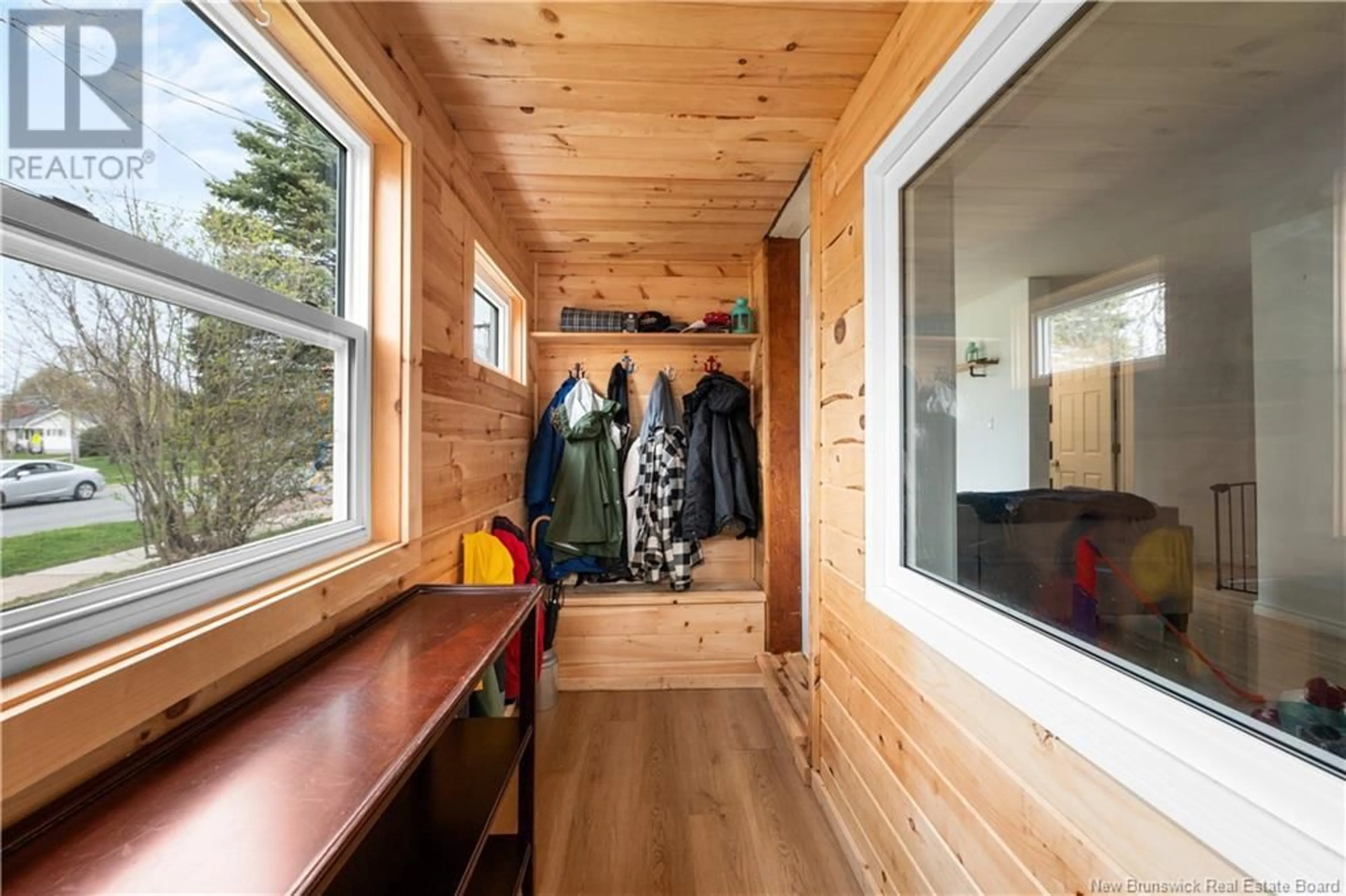 Indoor entryway for 111 MILNER, Moncton New Brunswick E1E2S2