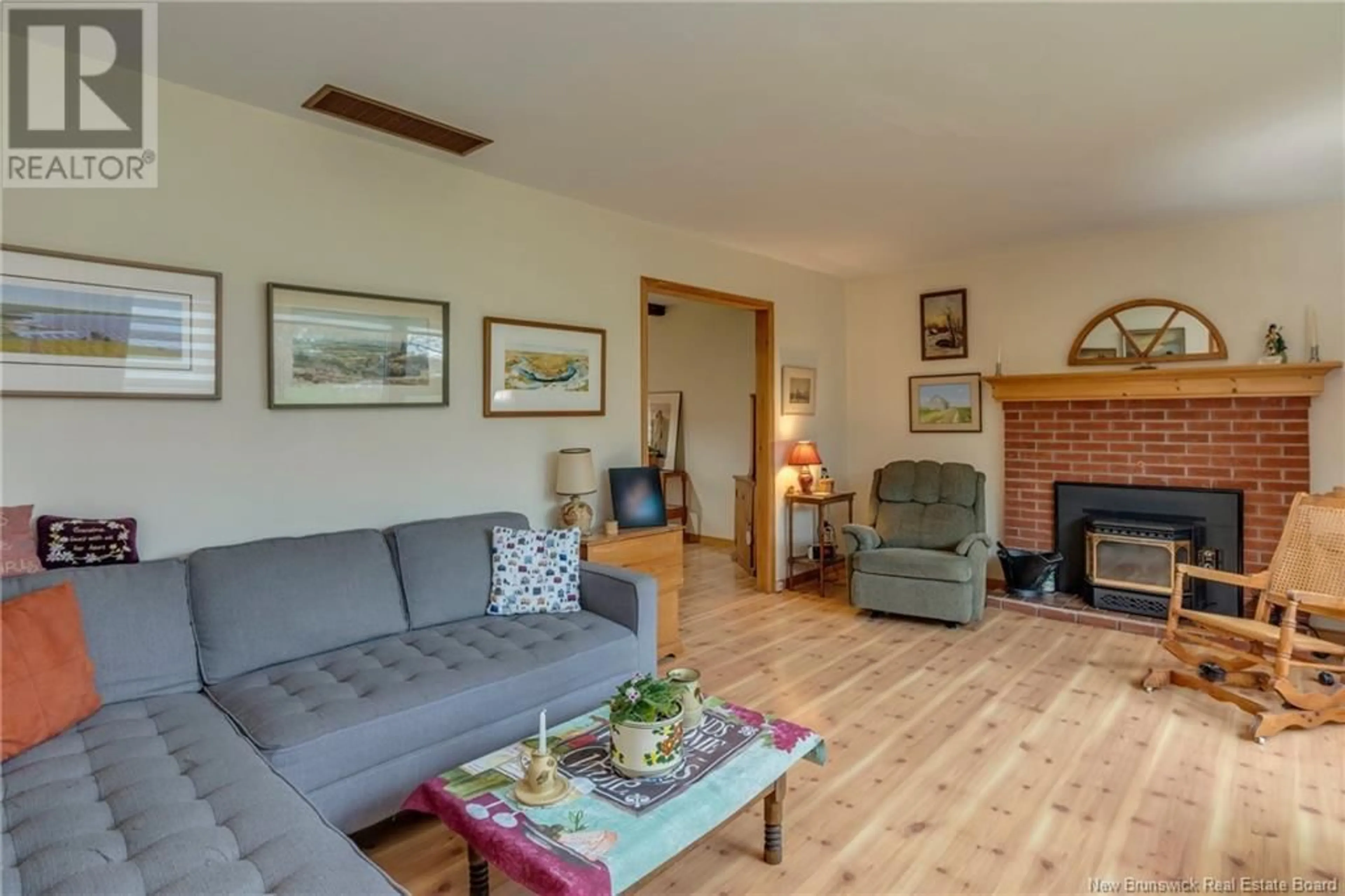 Living room with furniture, wood/laminate floor for 7 BRENMAR, Sackville New Brunswick E4L3N3