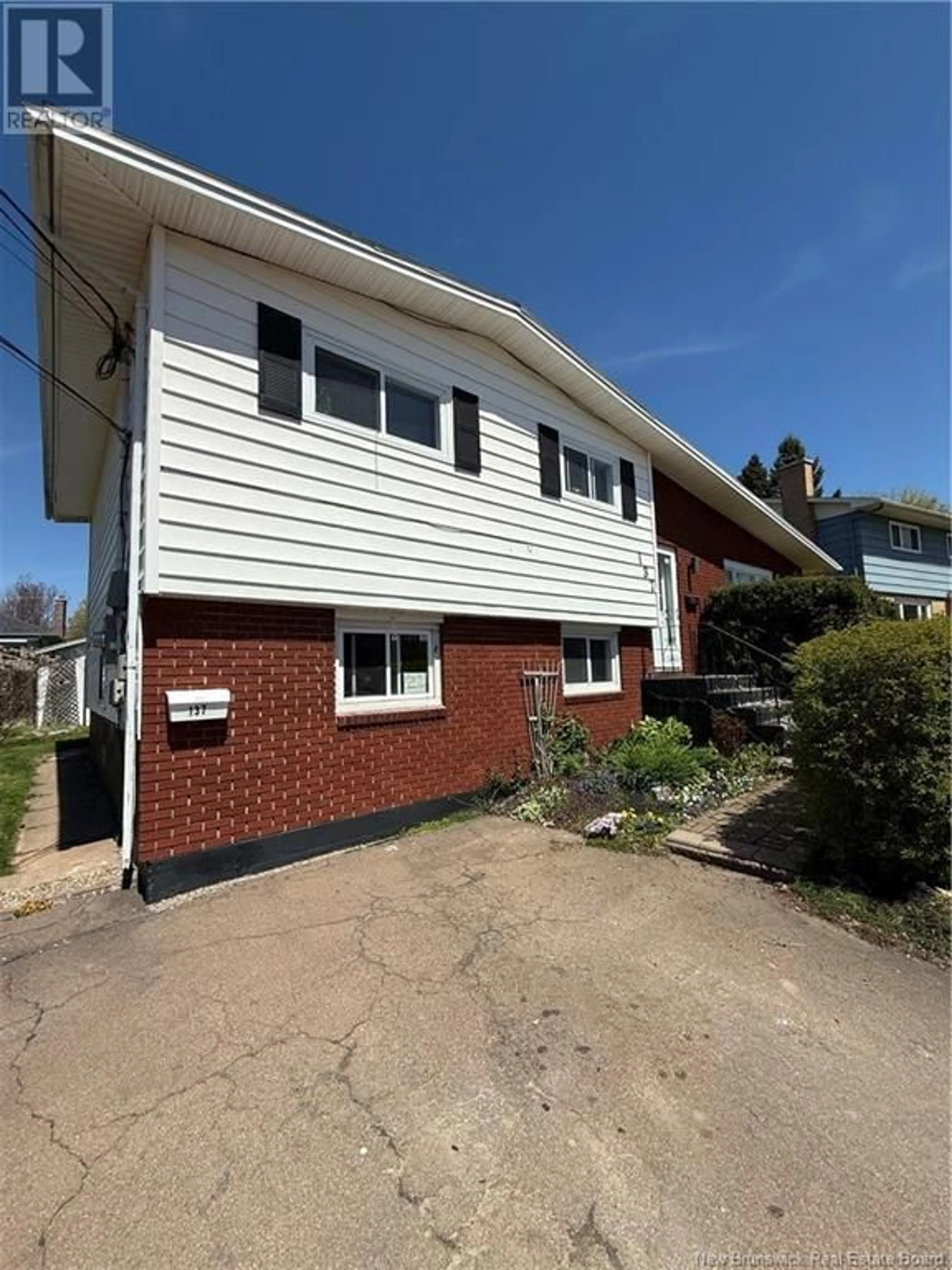 A pic from outside/outdoor area/front of a property/back of a property/a pic from drone, building for 137 BRENTWOOD DRIVE, Moncton New Brunswick E1E1N1