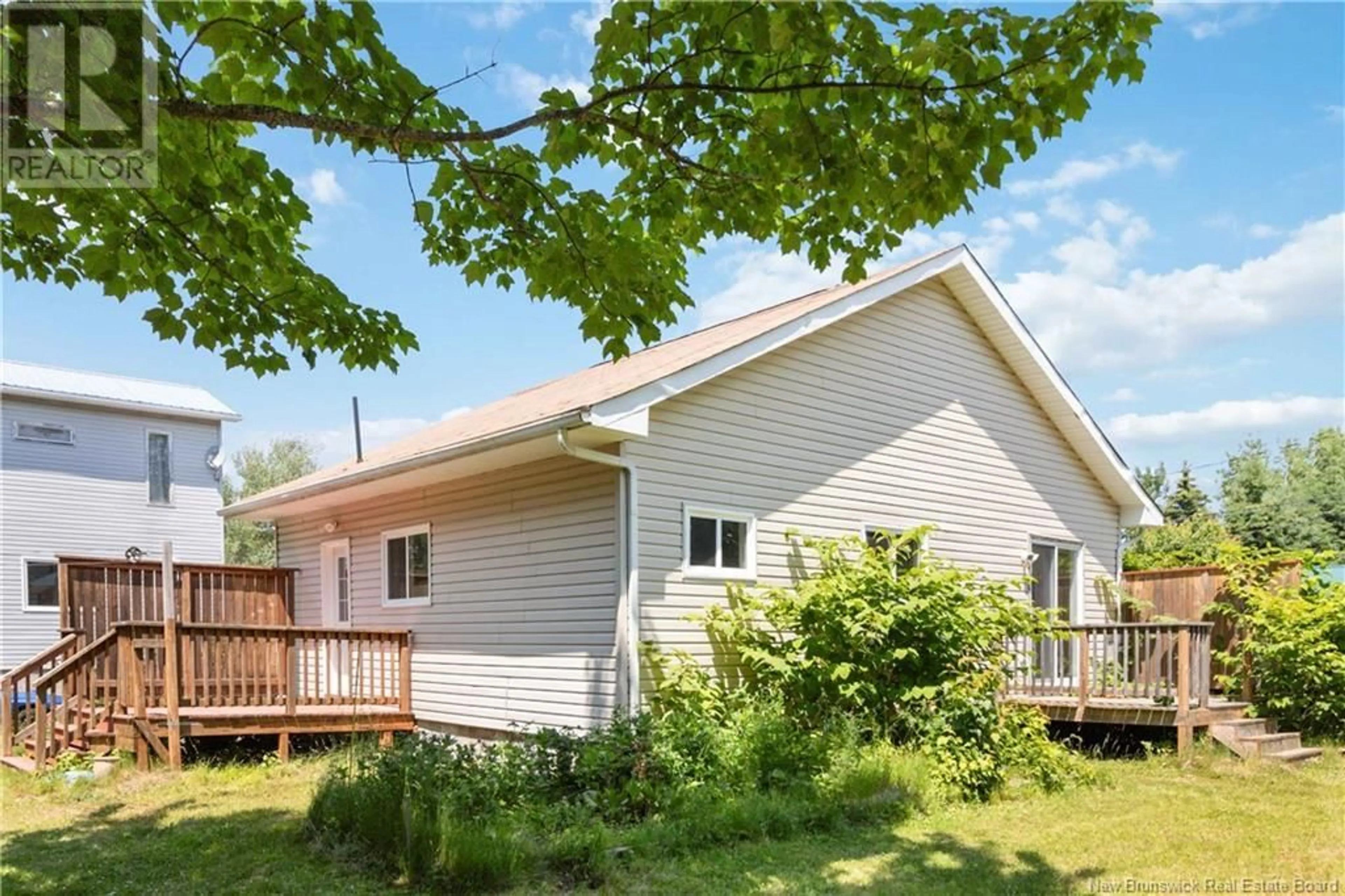 Home with vinyl exterior material, unknown for 8 FOURTH AVENUE, Pointe-Du-Chêne New Brunswick E4P4H4