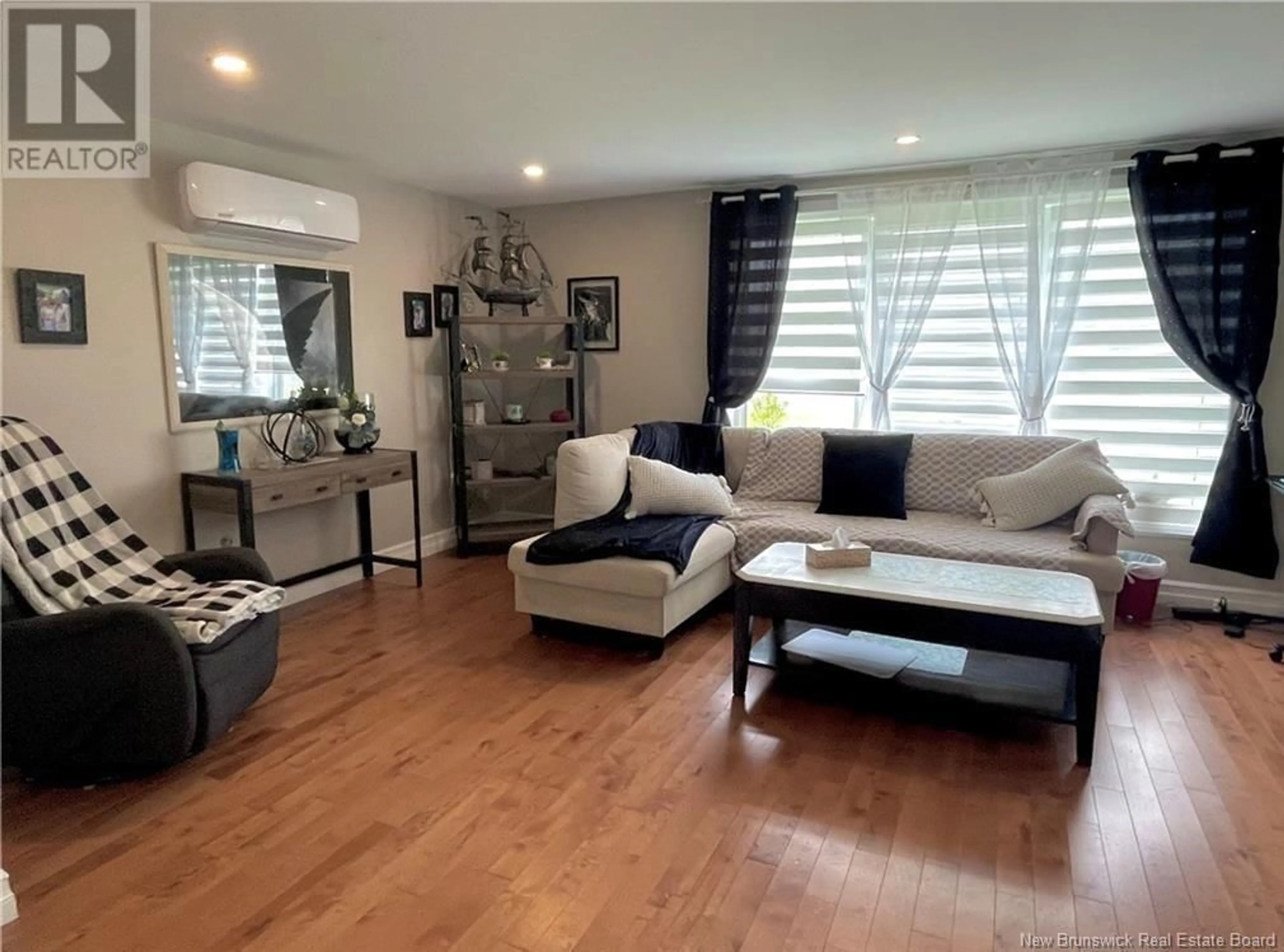 Living room with furniture, wood/laminate floor for 1193 PRINCIPALE, Le Goulet New Brunswick E8S2E8