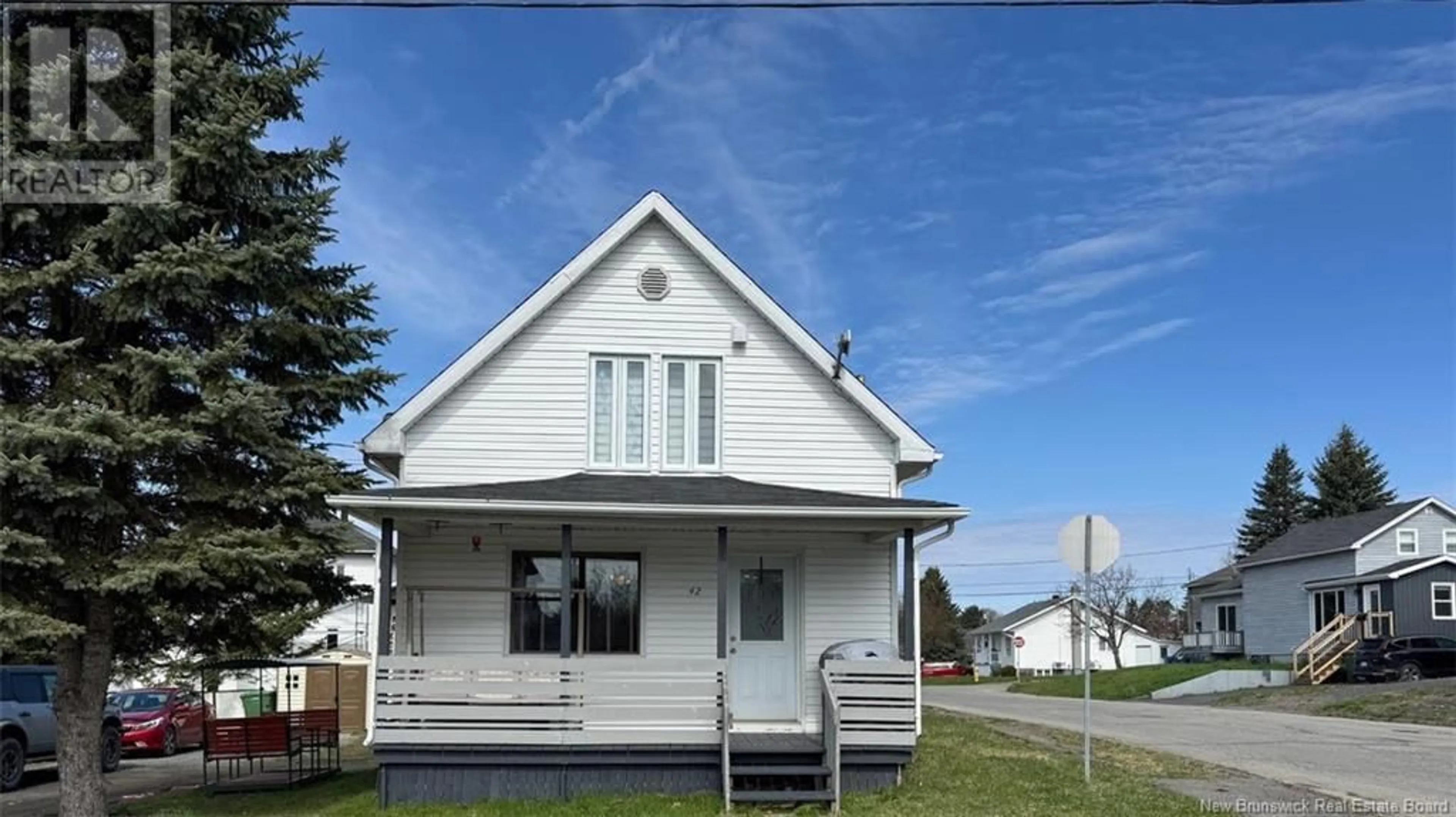 Home with vinyl exterior material, building for 42 45E AVENUE, Edmundston New Brunswick E3V3A6