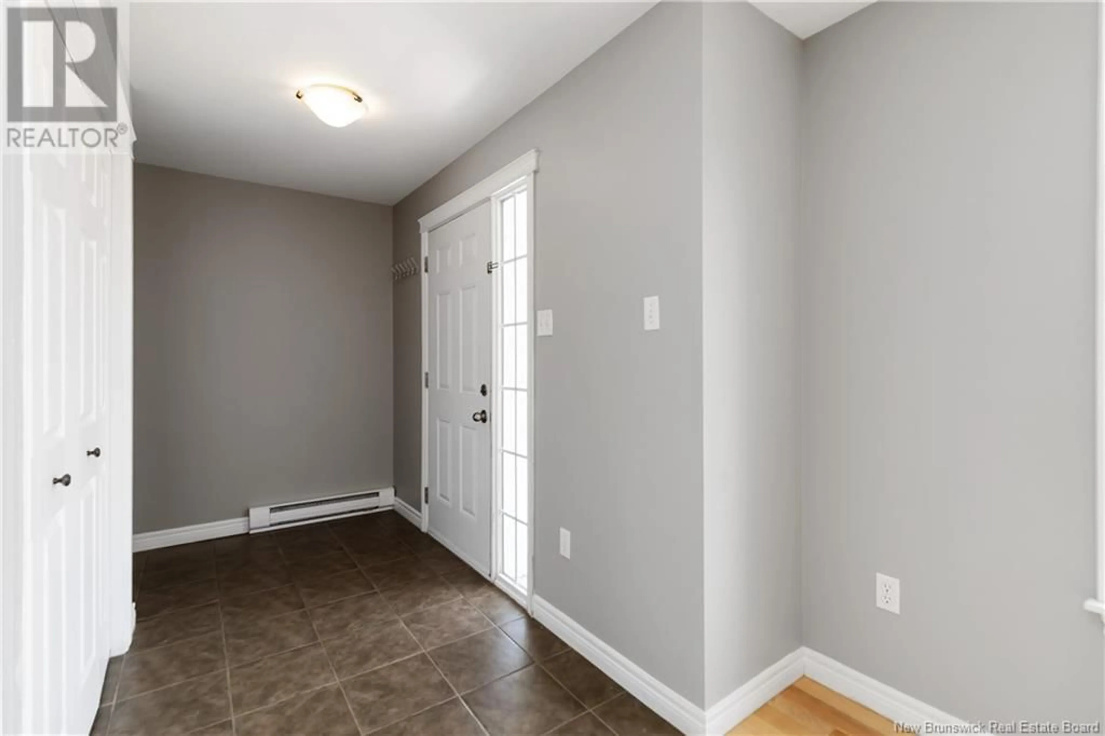 Indoor entryway for 151 MOUNT PLEASANT, Moncton New Brunswick E1G5J4