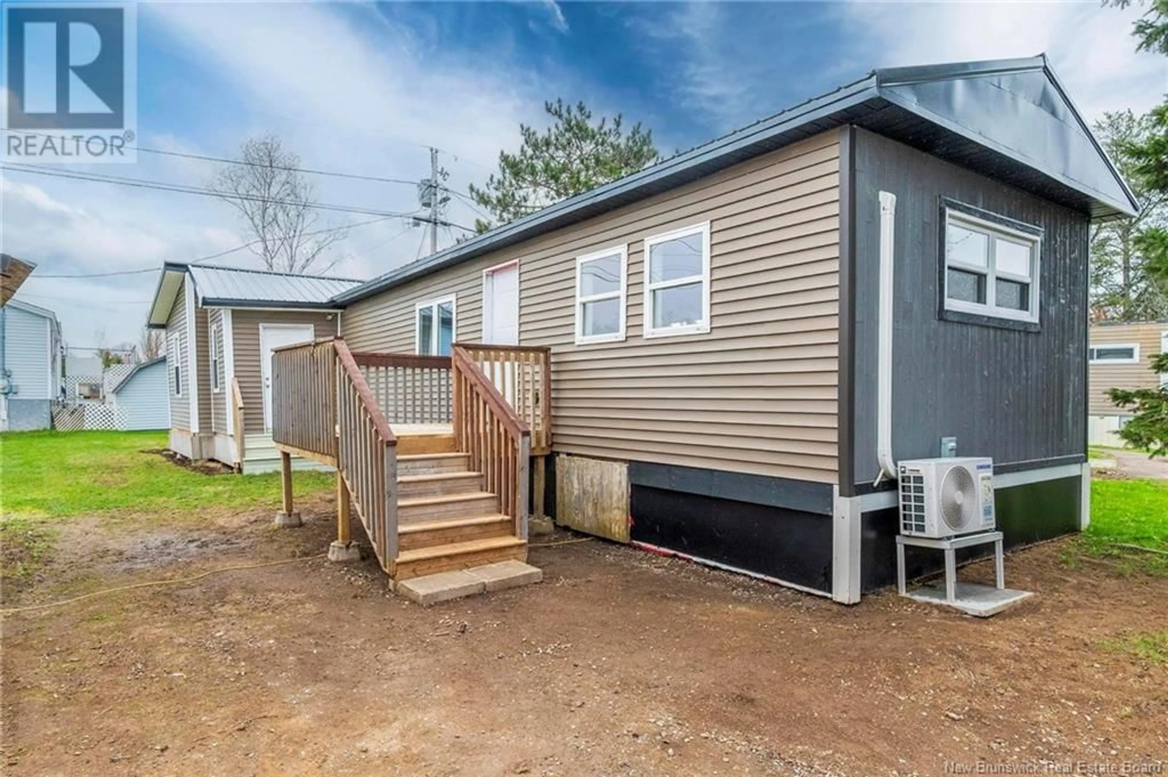Home with vinyl exterior material, street for 19 LEAWOOD AVENUE, Lakeville New Brunswick E1H1B5
