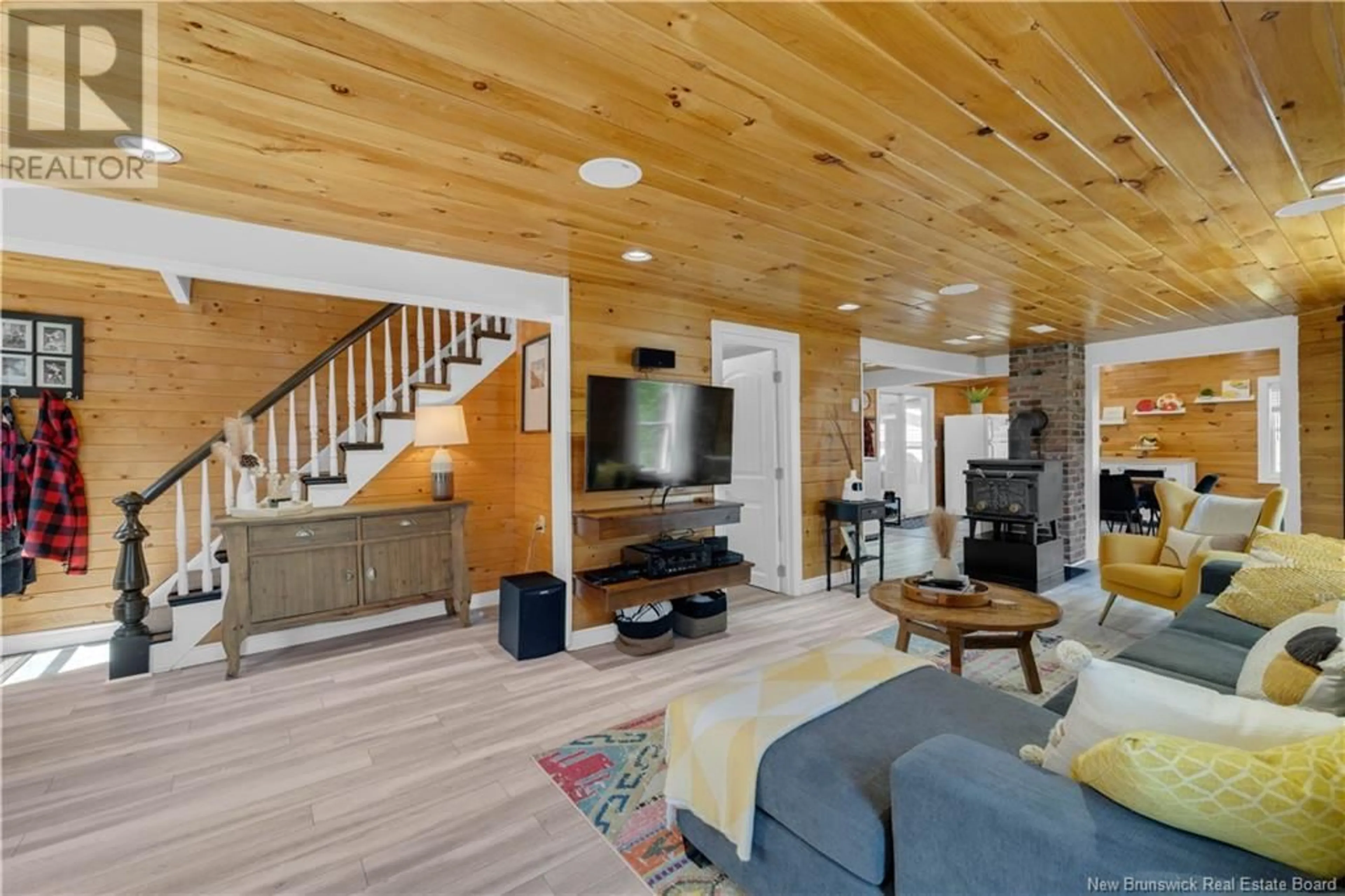 Living room with furniture, wood/laminate floor for 37 PUDDINGTON ROAD, Clifton Royal New Brunswick E5S2C1