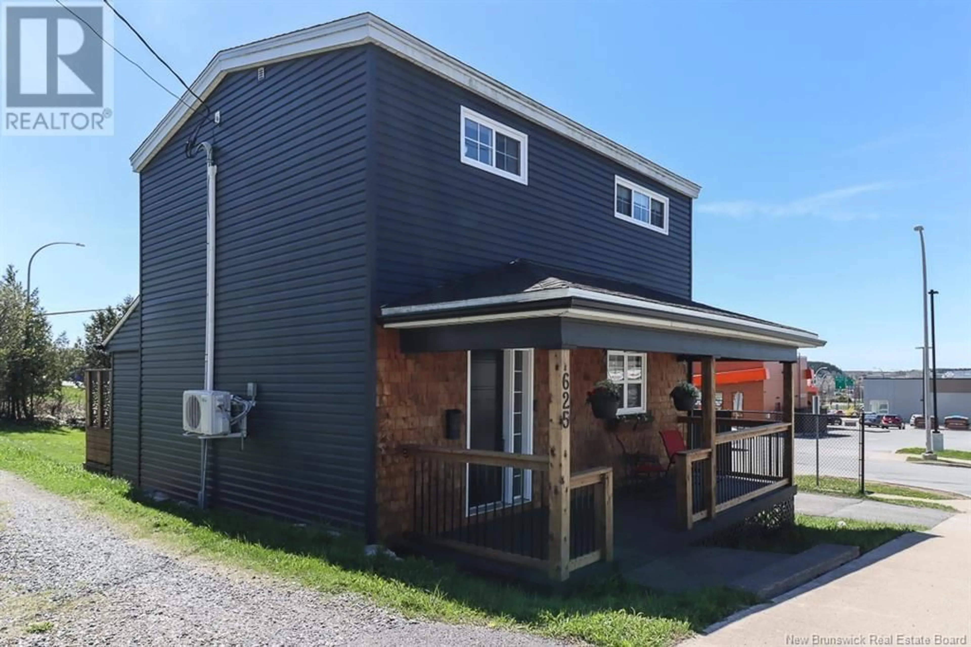A pic from outside/outdoor area/front of a property/back of a property/a pic from drone, building for 625 HARDING STREET, Saint John New Brunswick E2M3M2