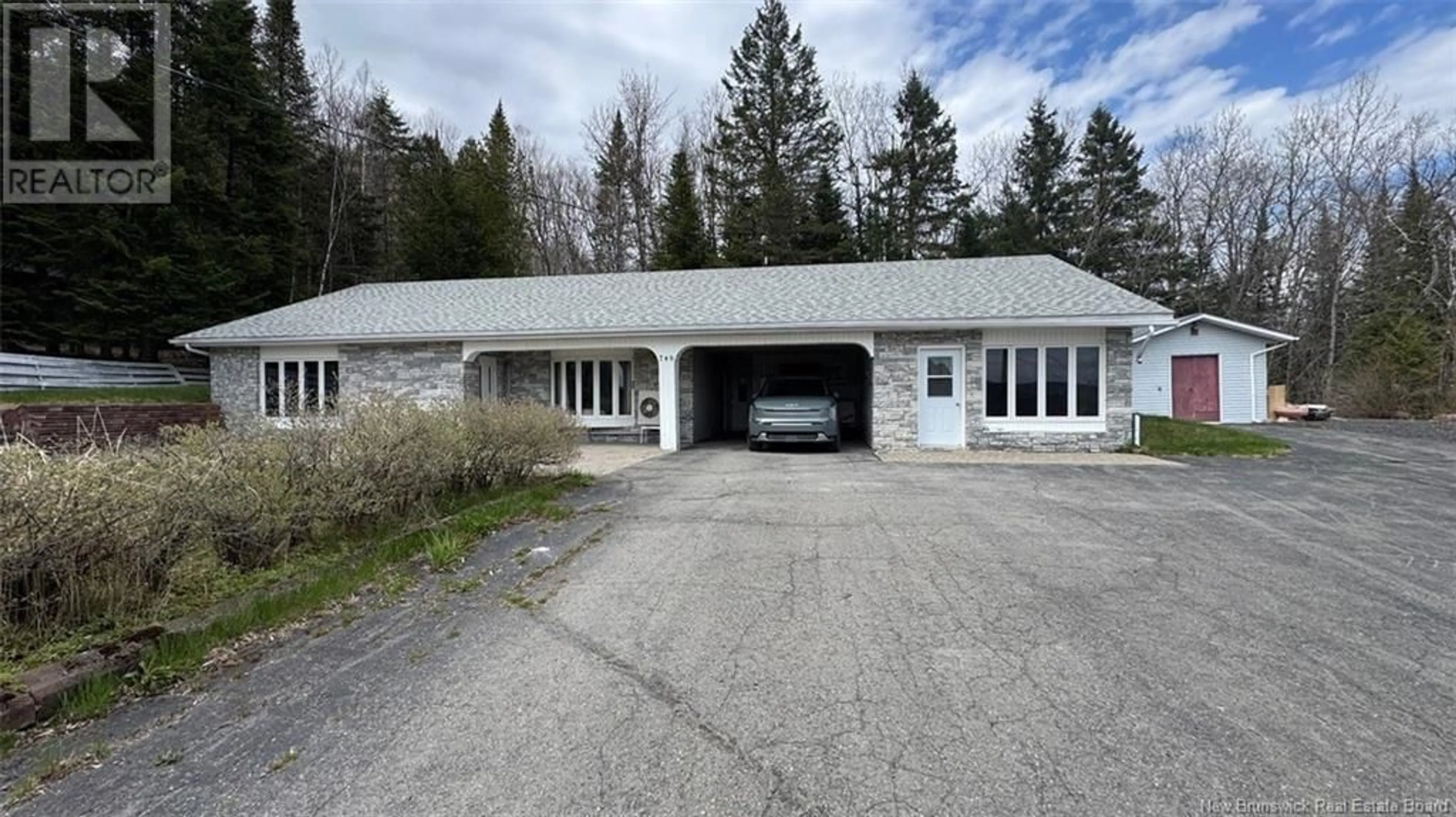 Indoor garage for 748 CANADA ROAD, Edmundston New Brunswick E3V1W4
