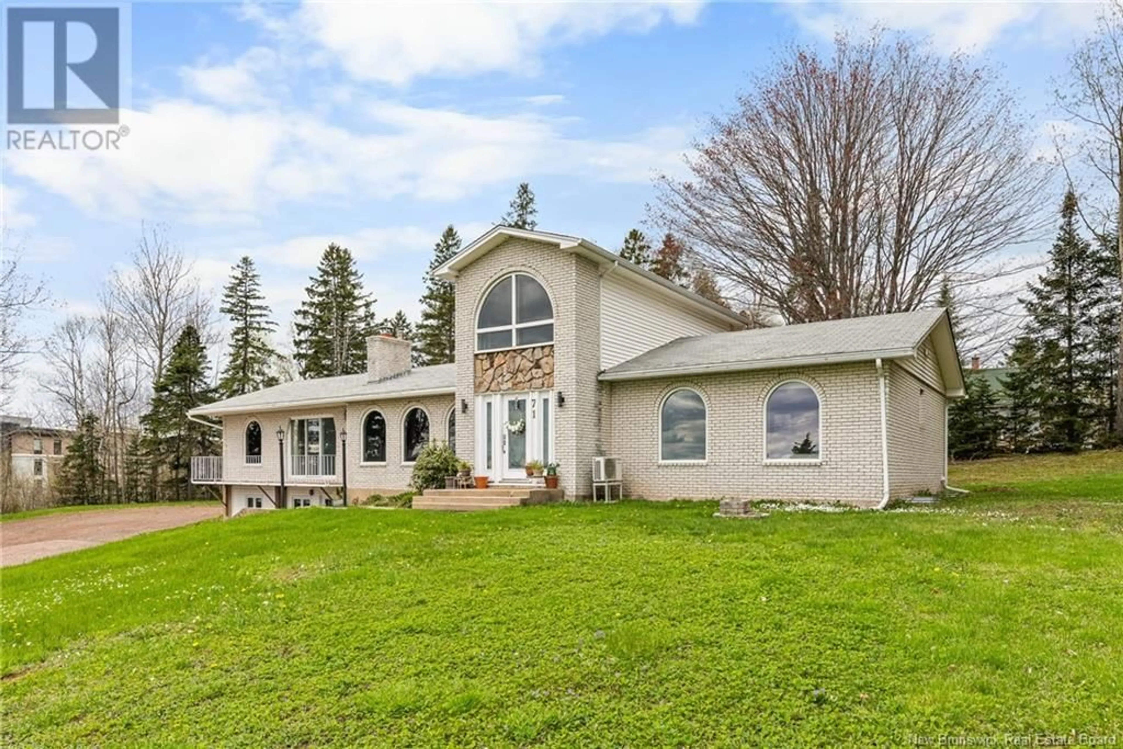 Home with vinyl exterior material, unknown for 71 QUEENSWAY DRIVE, Moncton New Brunswick E1G2L1