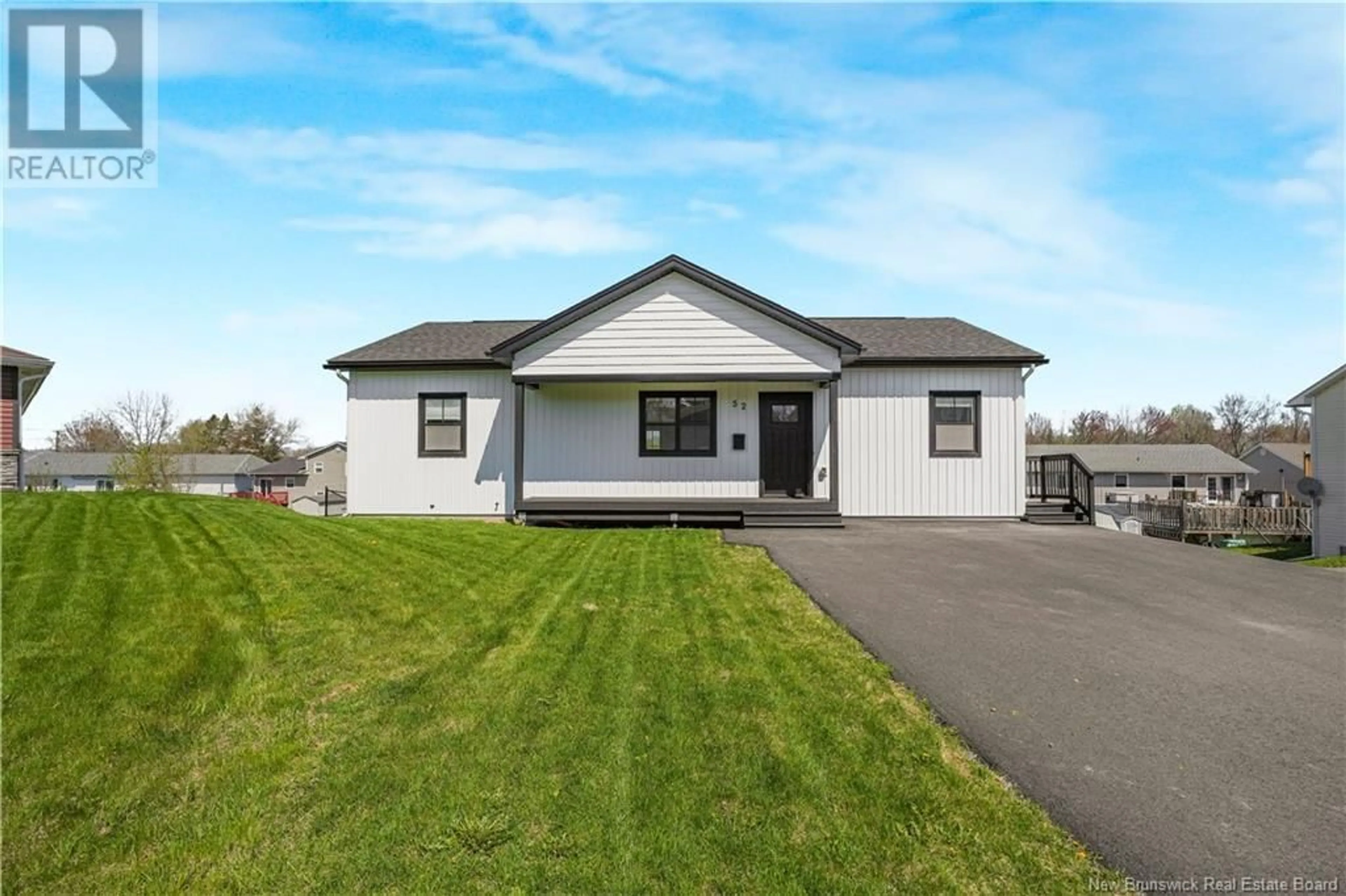 Home with vinyl exterior material, building for 52 CHATHAM AVENUE, Oromocto New Brunswick E2V2S3