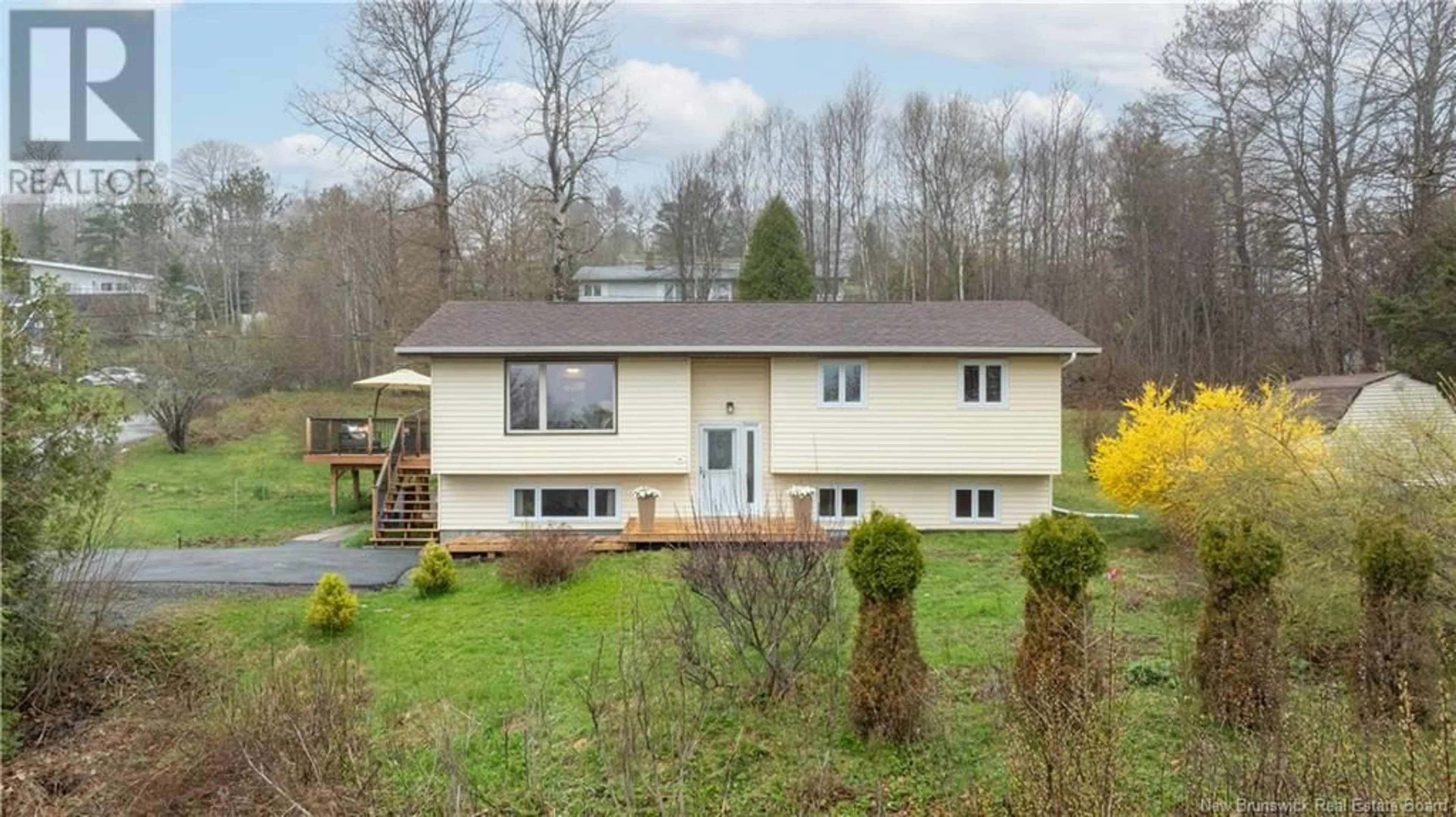 A pic from outside/outdoor area/front of a property/back of a property/a pic from drone, building for 10 HILLANDALE DRIVE, Grand Bay-Westfield New Brunswick E5K3E2