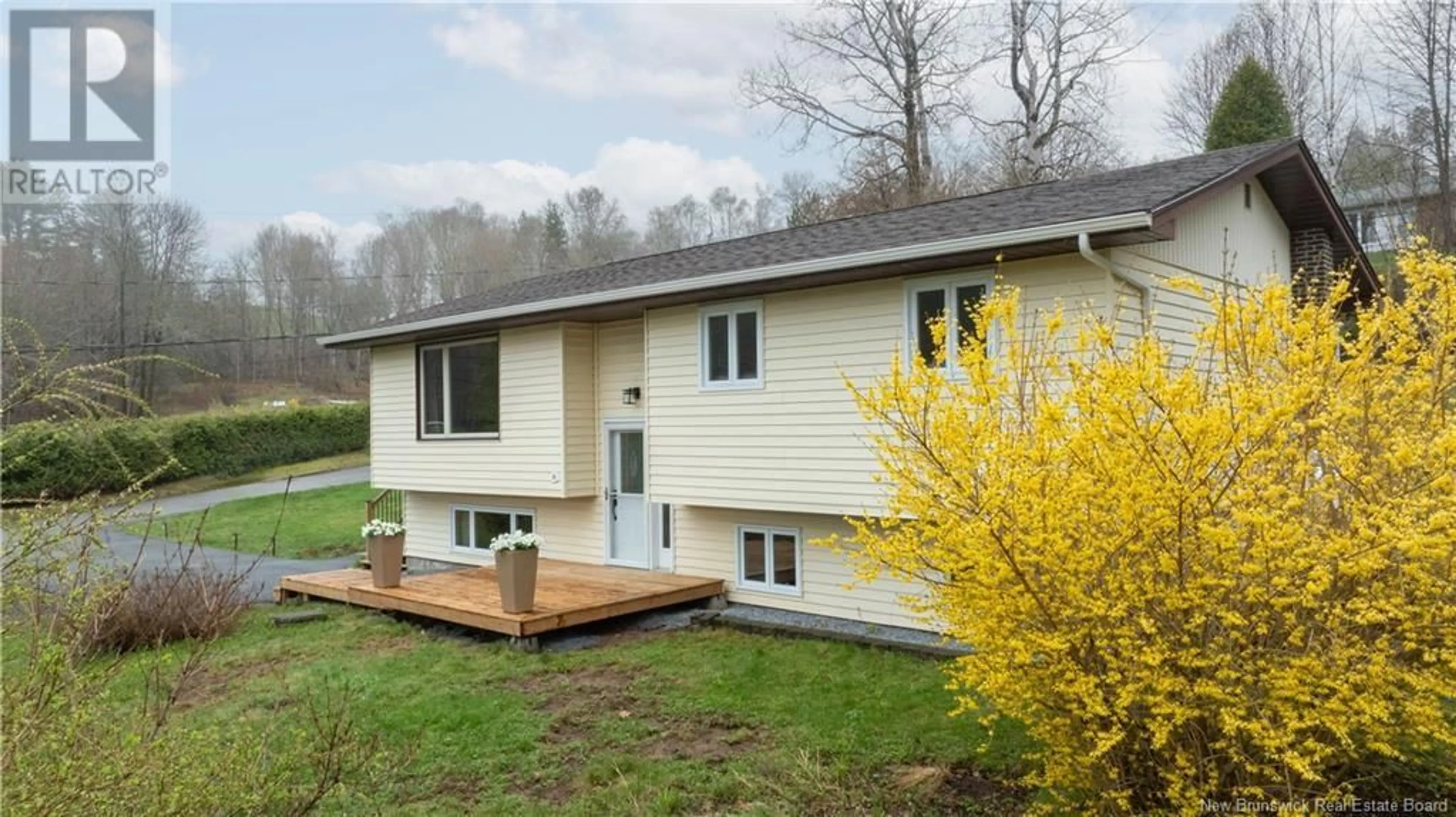 Home with vinyl exterior material, building for 10 HILLANDALE DRIVE, Grand Bay-Westfield New Brunswick E5K3E2