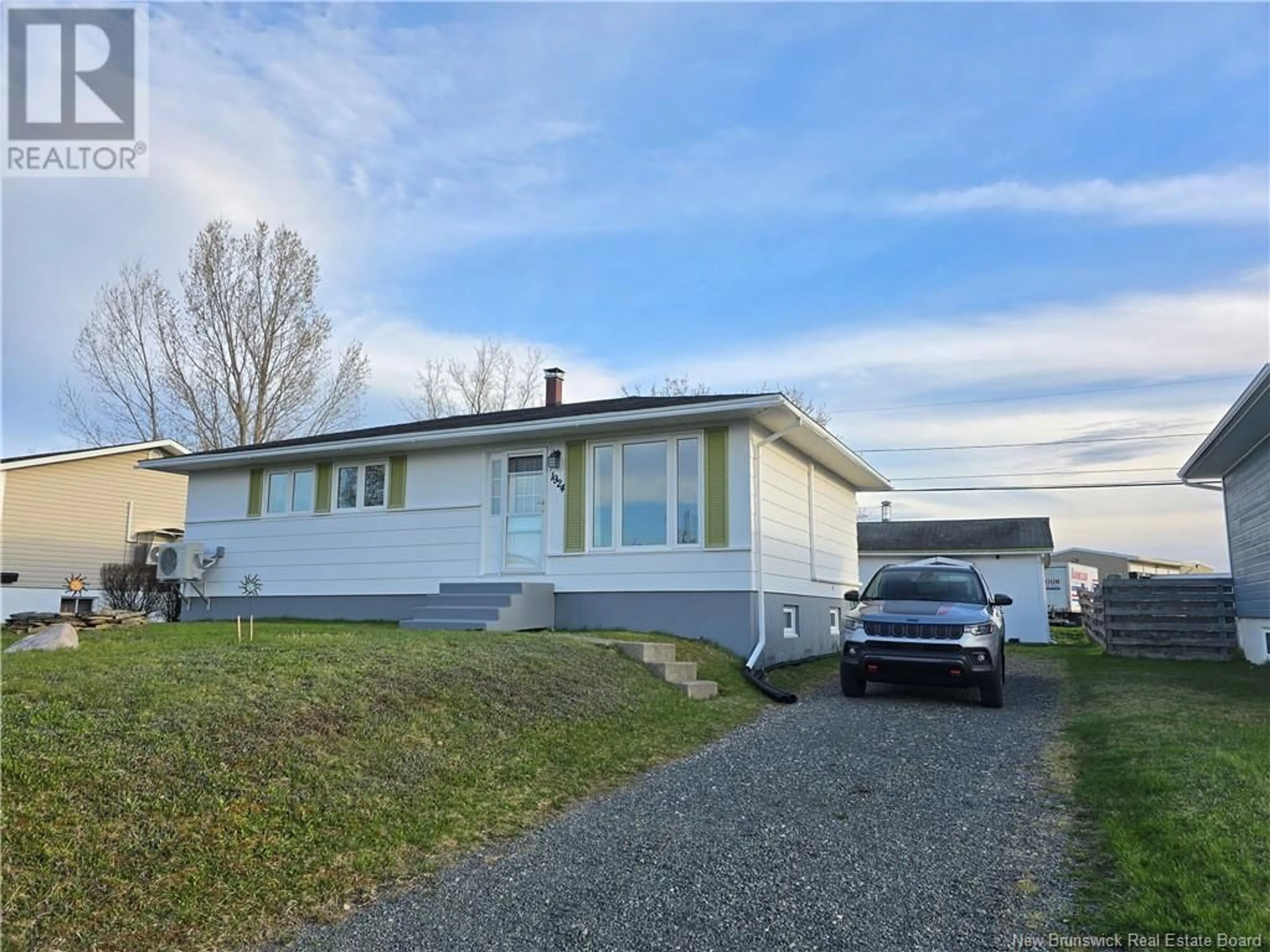 Home with vinyl exterior material, street for 1924 BRIDEAU, Bathurst New Brunswick E2A2G8