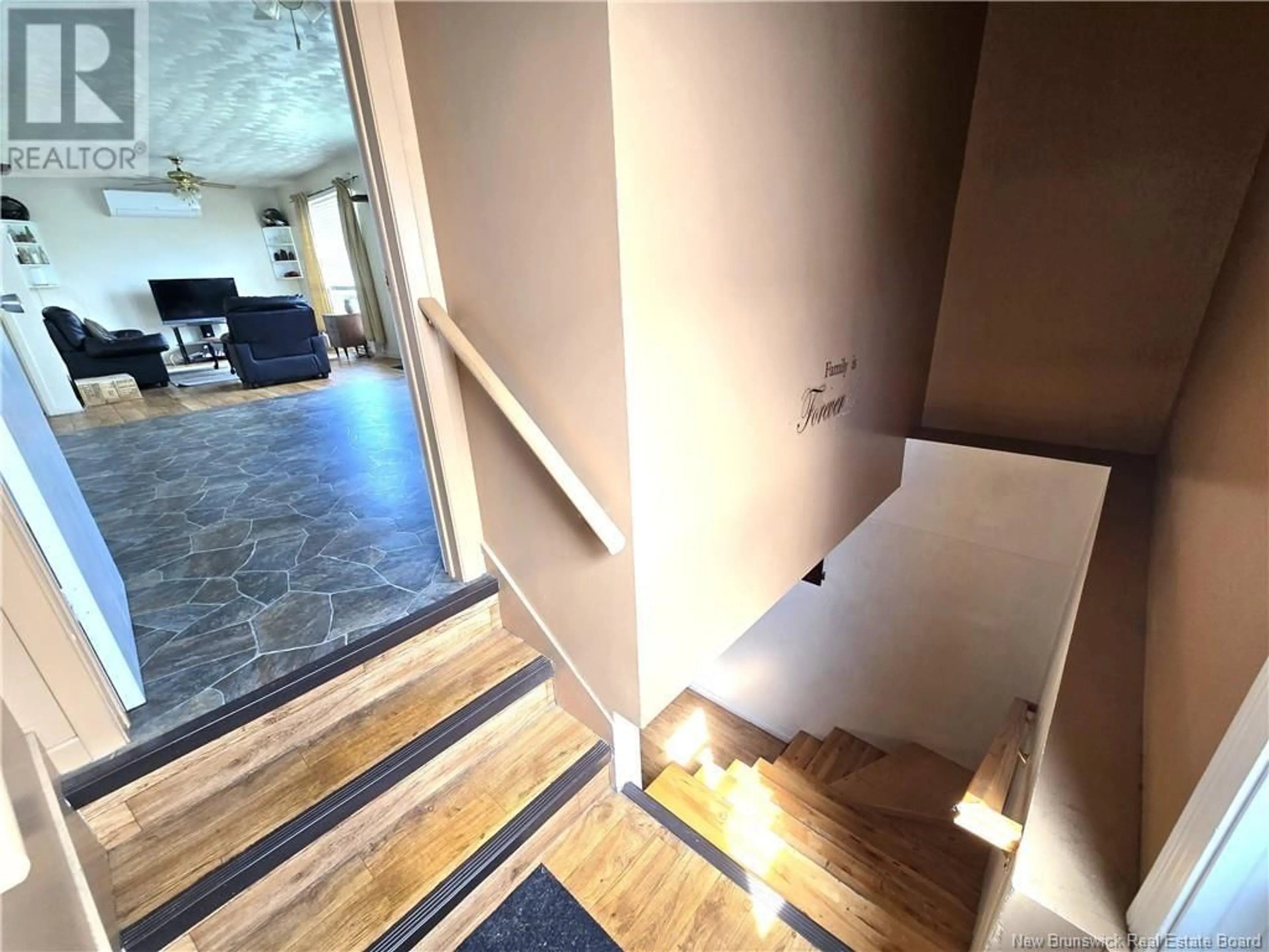 Indoor foyer for 11 ST-JEAN STREET, Saint-François-de-Madawaska New Brunswick E7A1E9