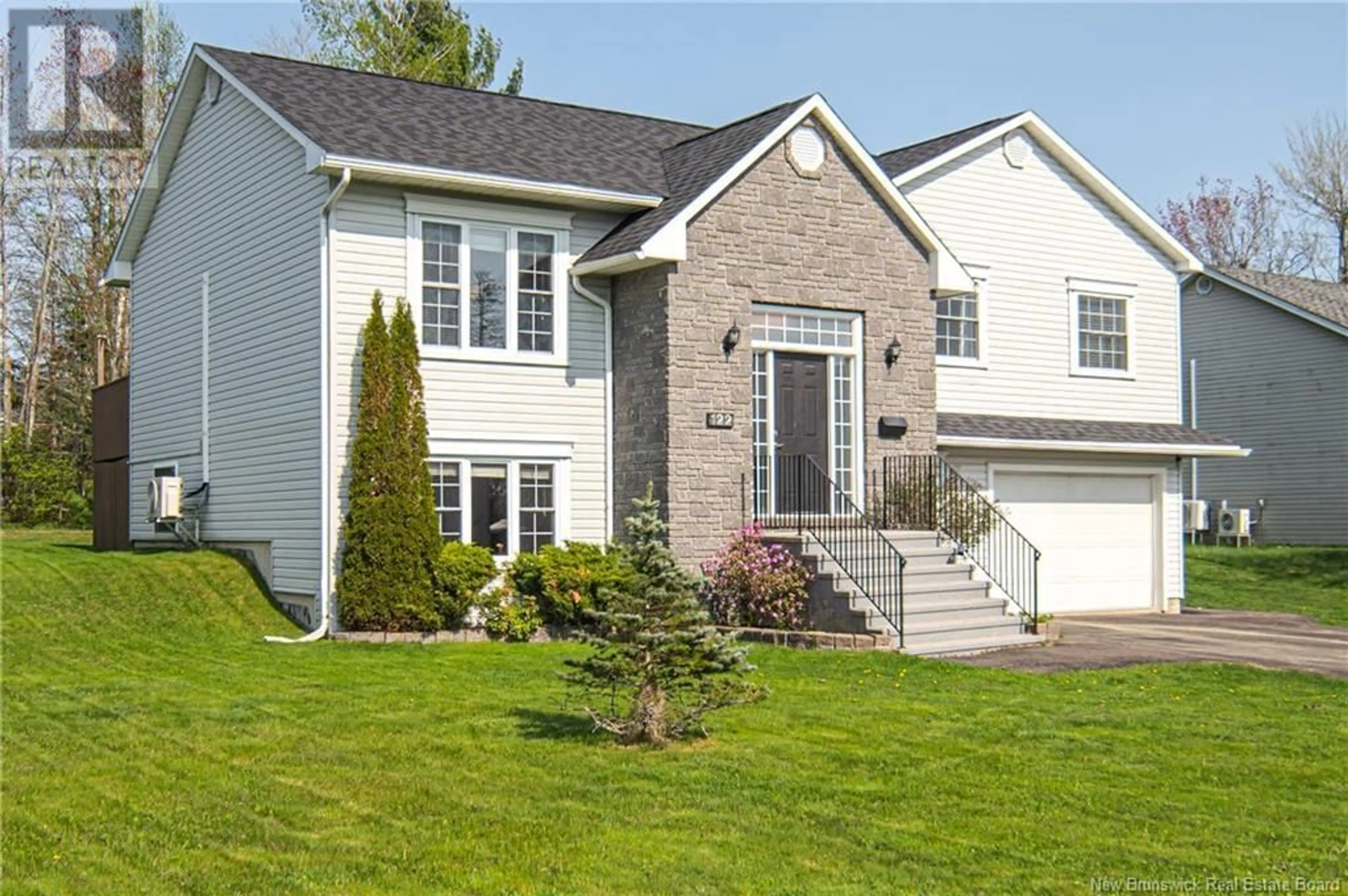 Home with vinyl exterior material, street for 122 WATLING CRESCENT, Oromocto New Brunswick E2V4T7