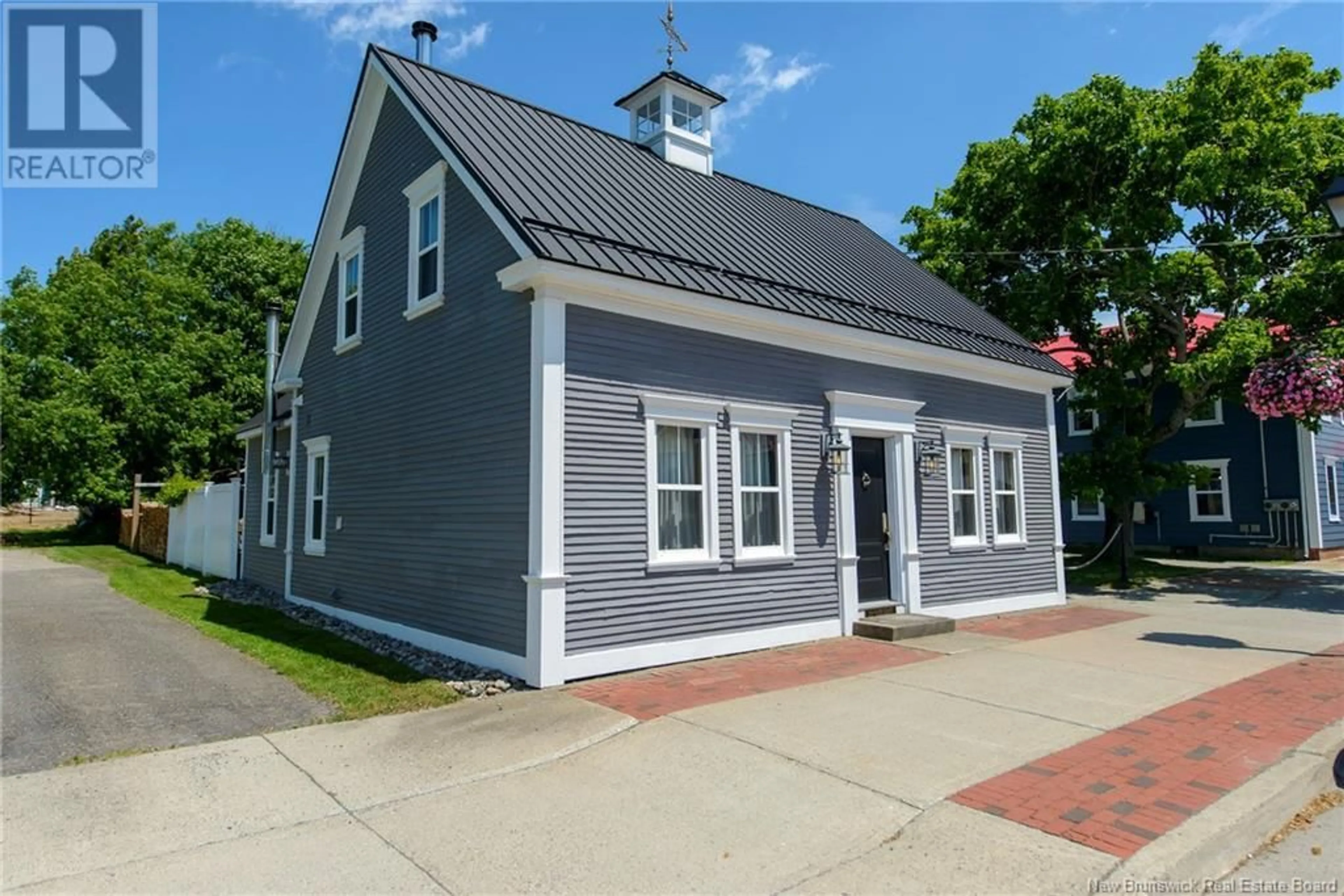 Home with vinyl exterior material, building for 114 WATER STREET, Saint Andrews New Brunswick E5B1A6