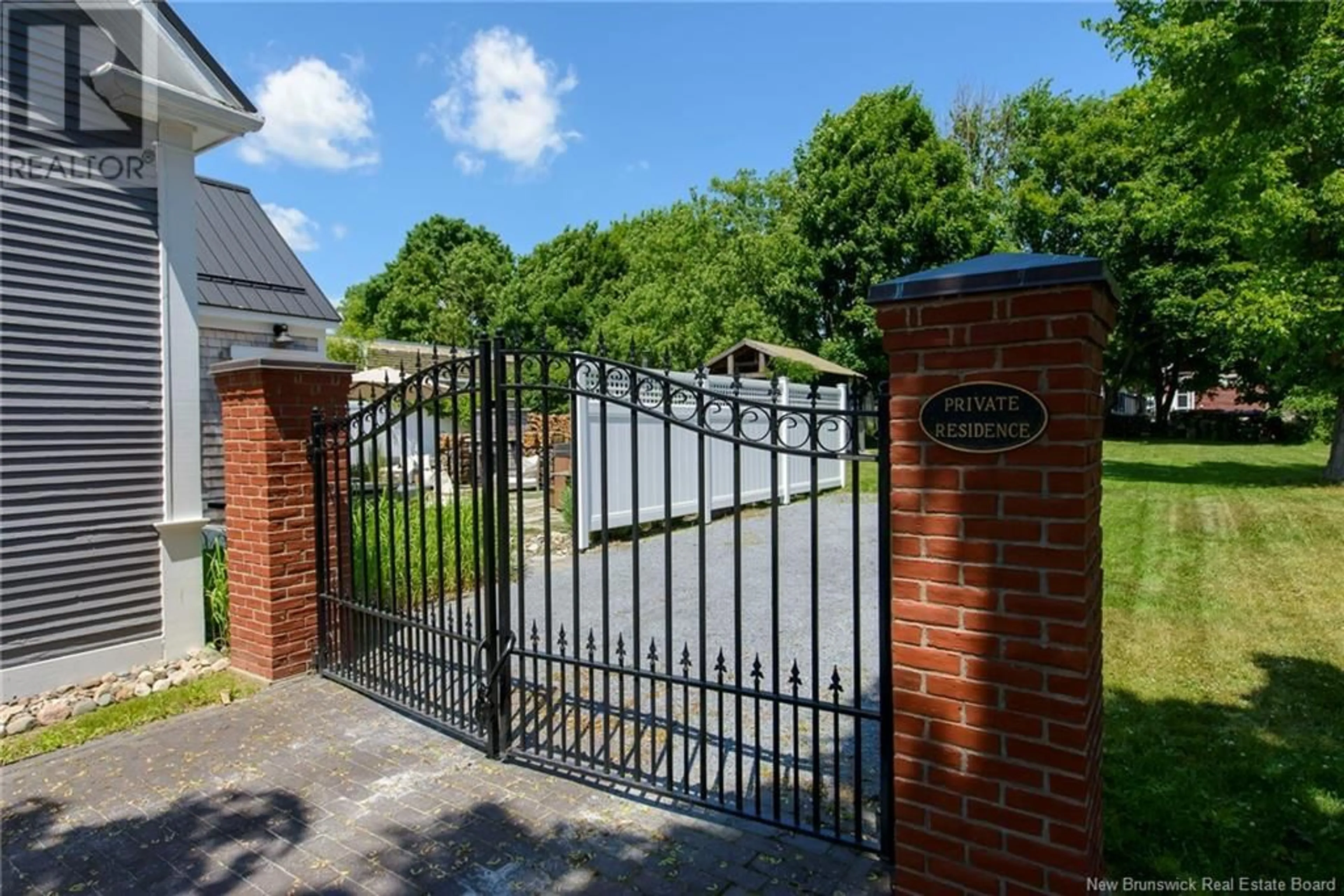 A pic from outside/outdoor area/front of a property/back of a property/a pic from drone, street for 114 WATER STREET, Saint Andrews New Brunswick E5B1A6