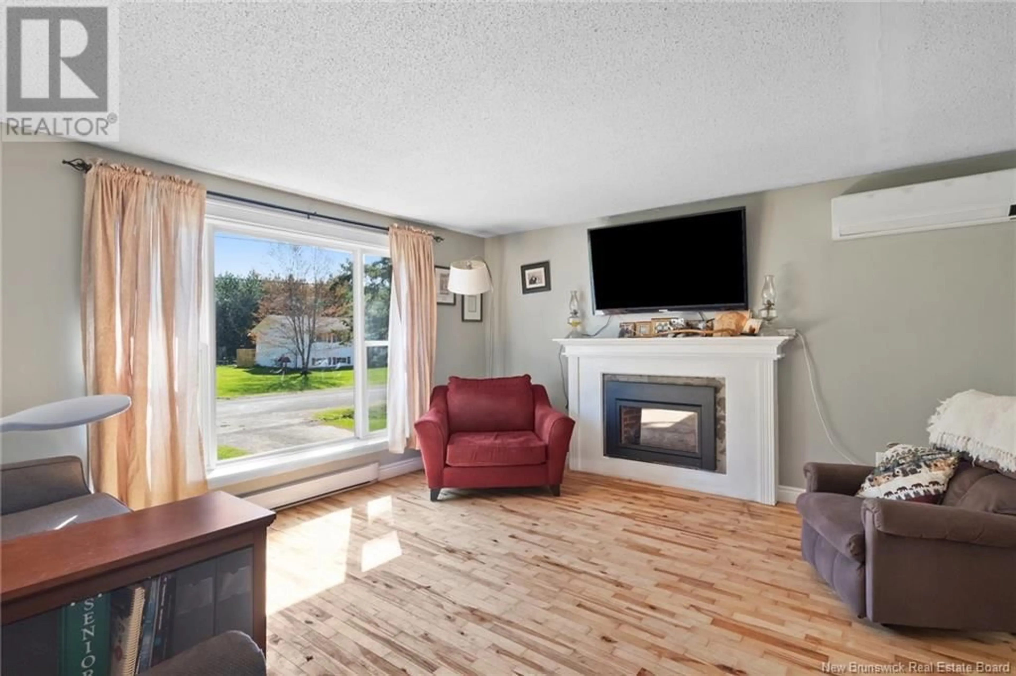 Living room with furniture, wood/laminate floor for 6 DUPLISEA ROAD, Central Blissville New Brunswick E5L1R9