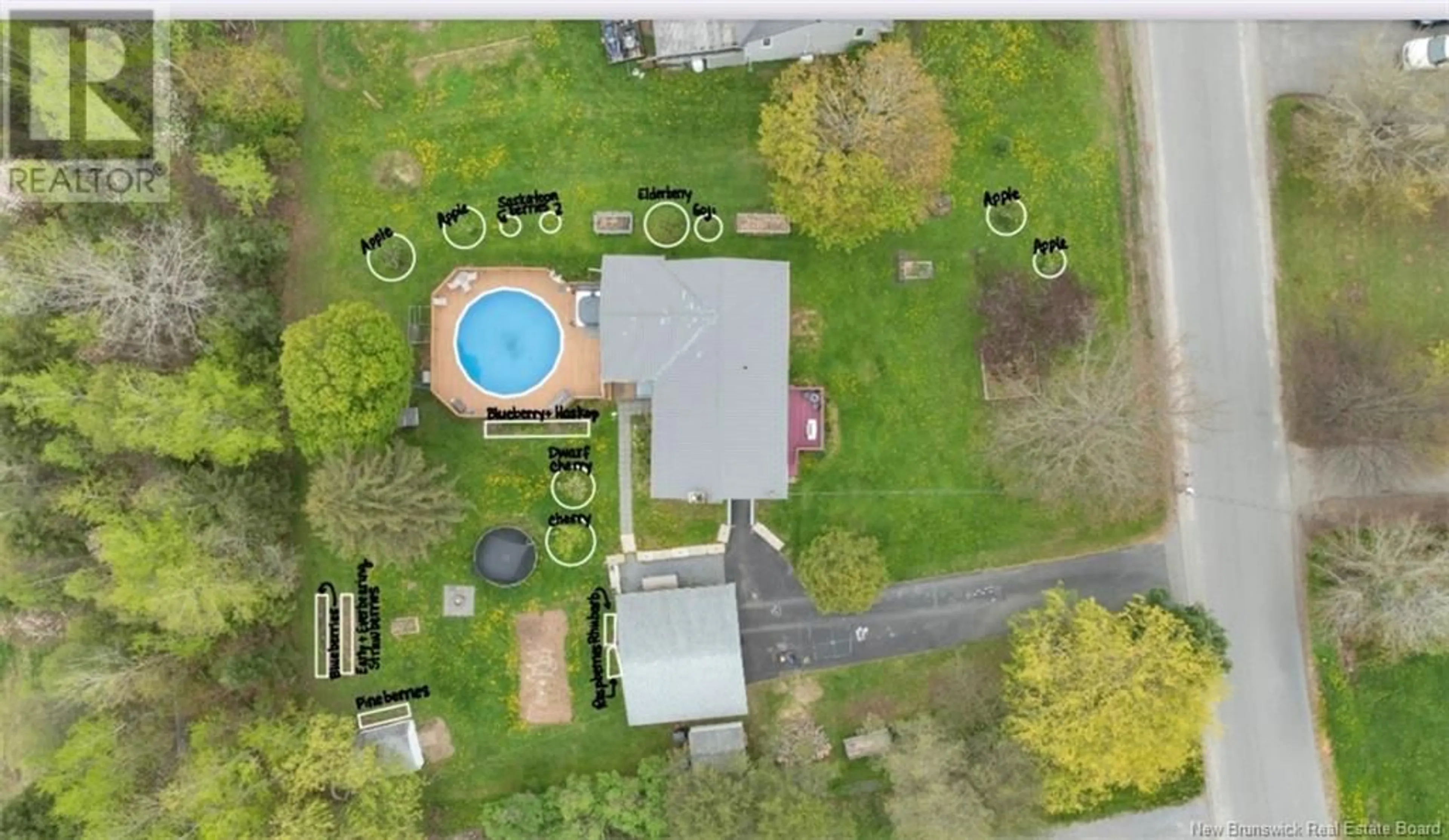A pic from outside/outdoor area/front of a property/back of a property/a pic from drone, unknown for 43 MAPLETON CRESCENT, Hampton New Brunswick E5N5E7