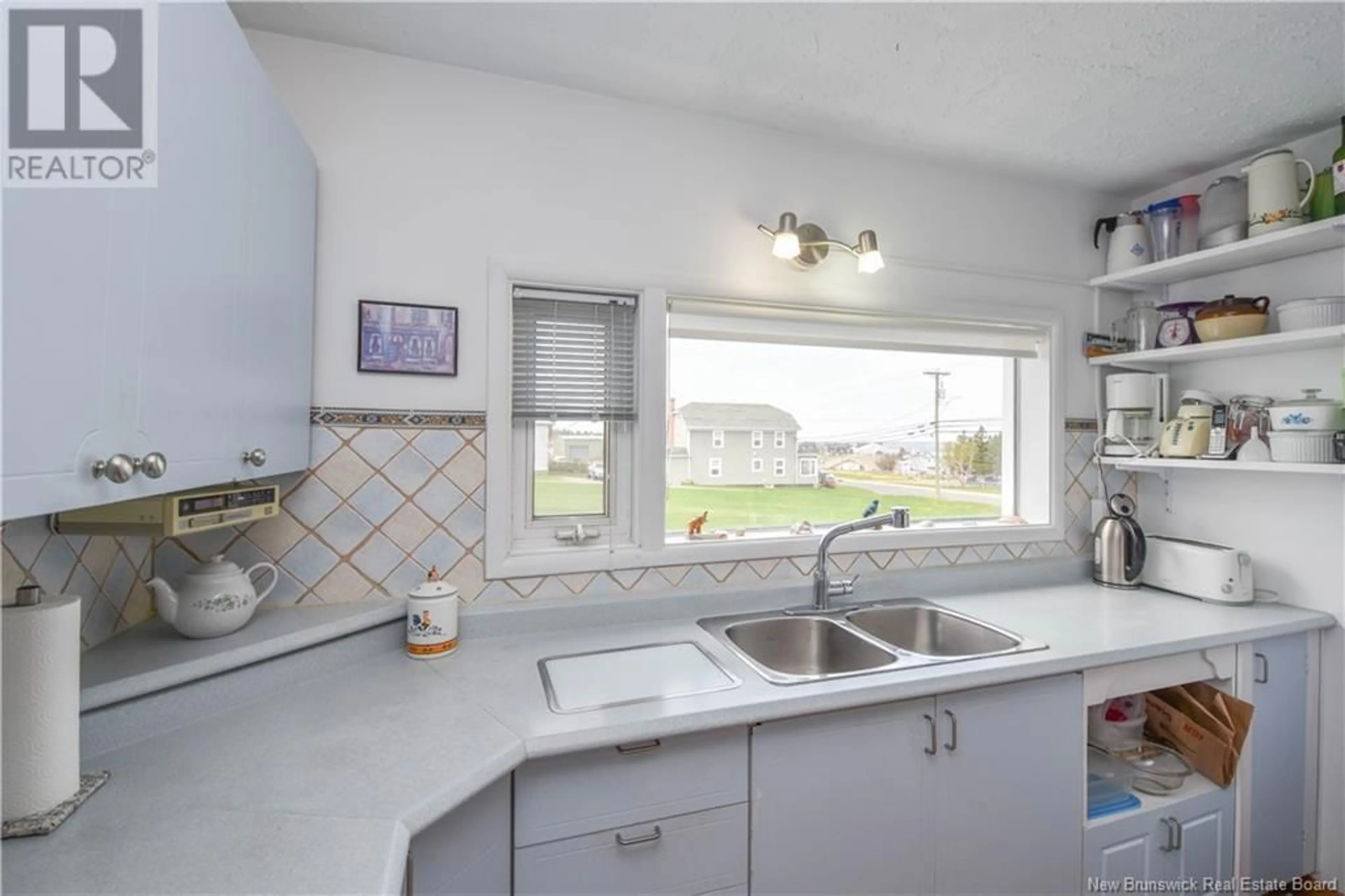 Standard kitchen, ceramic/tile floor for 90 SAINT-PIERRE EST BOULEVARD, Caraquet New Brunswick E1W1B6