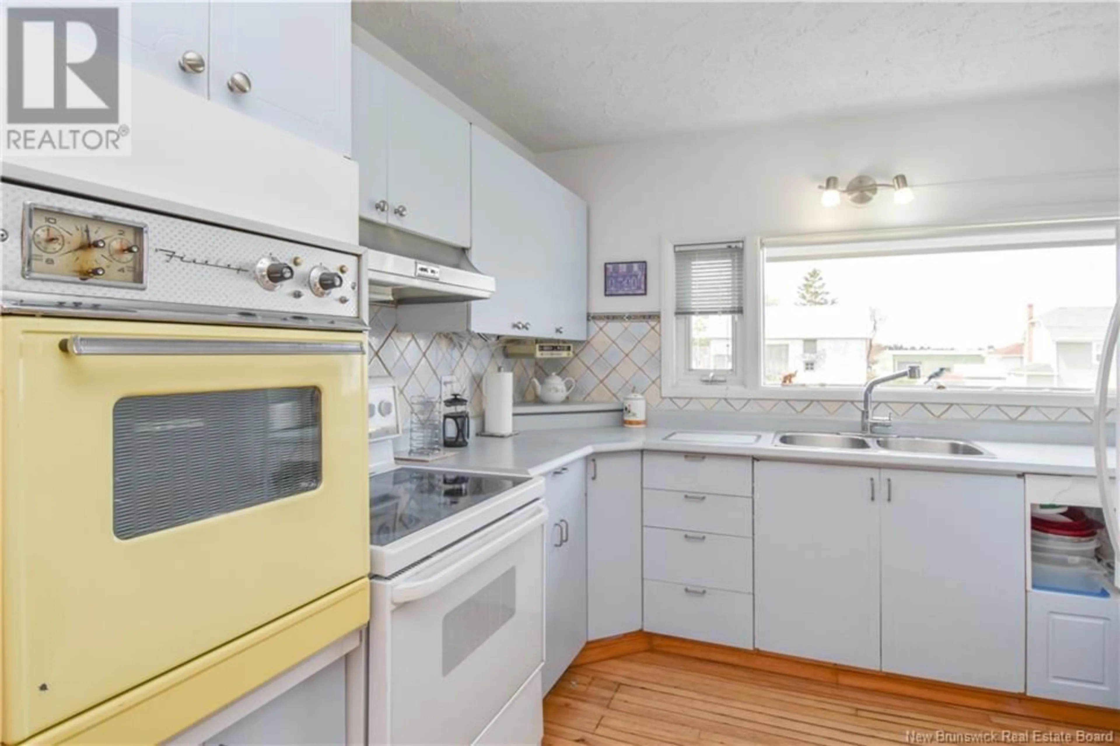 Standard kitchen, unknown for 90 SAINT-PIERRE EST BOULEVARD, Caraquet New Brunswick E1W1B6