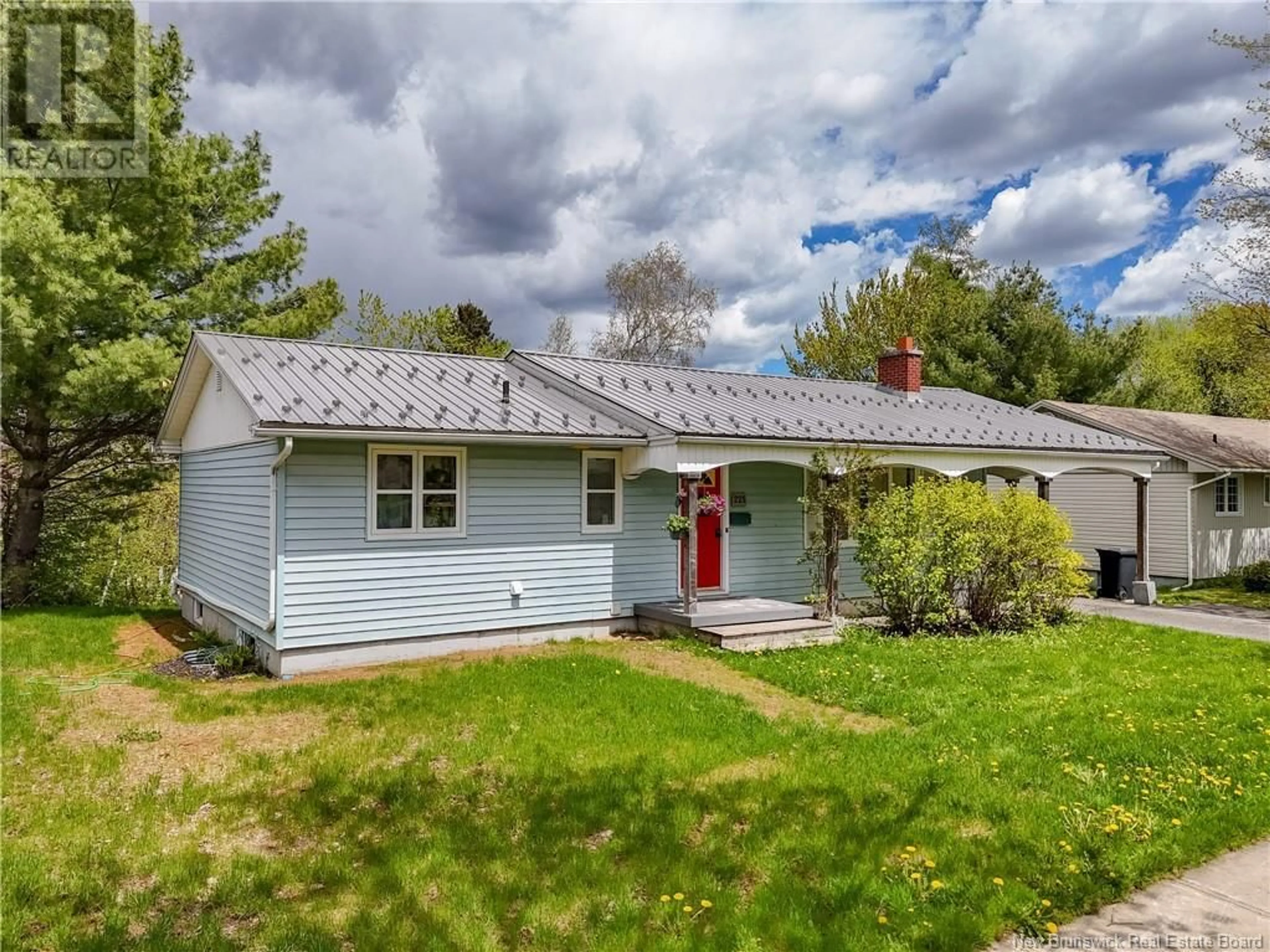A pic from outside/outdoor area/front of a property/back of a property/a pic from drone, street for 225 MASSEY STREET, Fredericton New Brunswick E3B2Z5