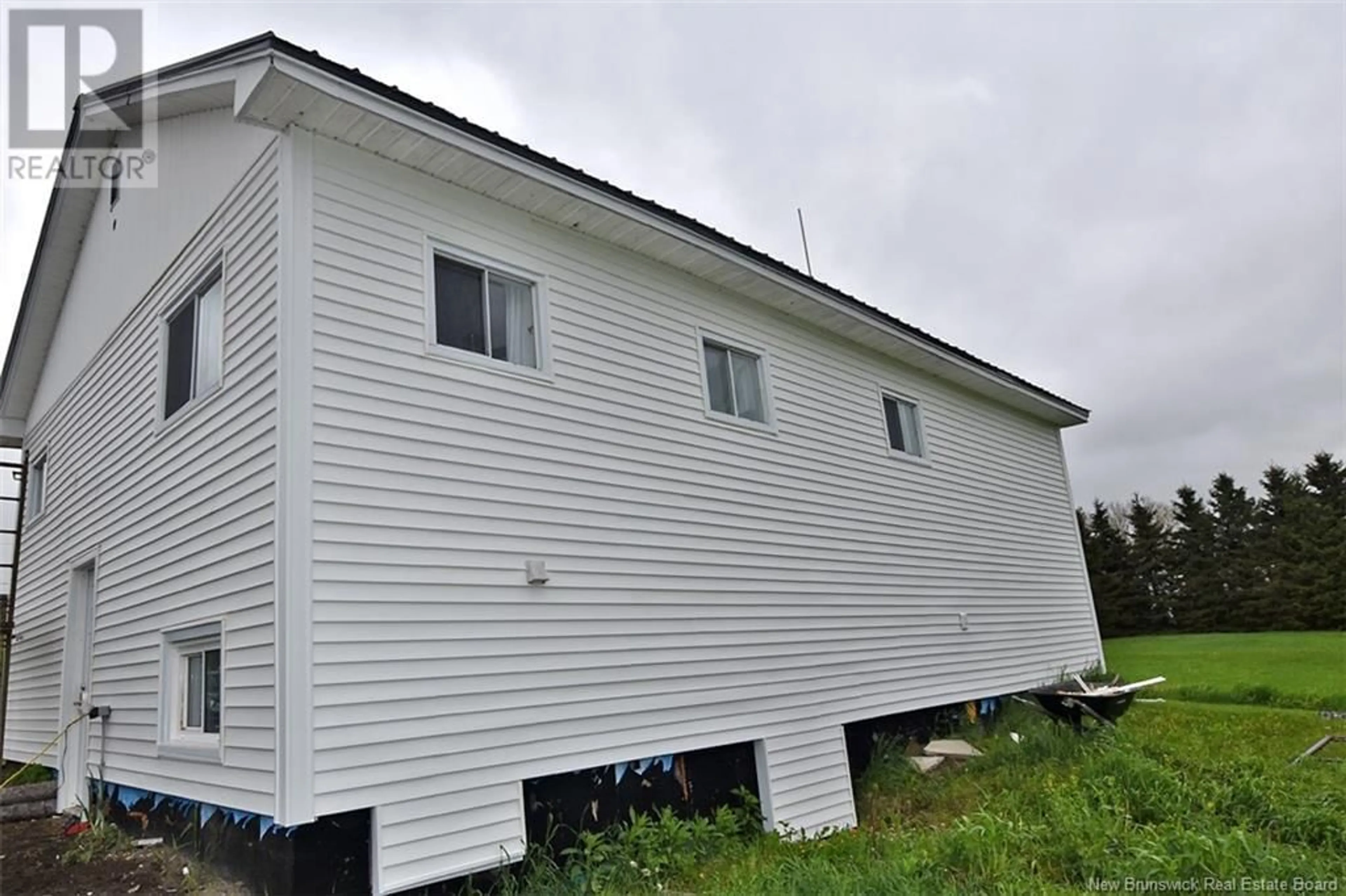 Home with vinyl exterior material, building for 1707 105 ROUTE, Mactaquac New Brunswick E6L1C4