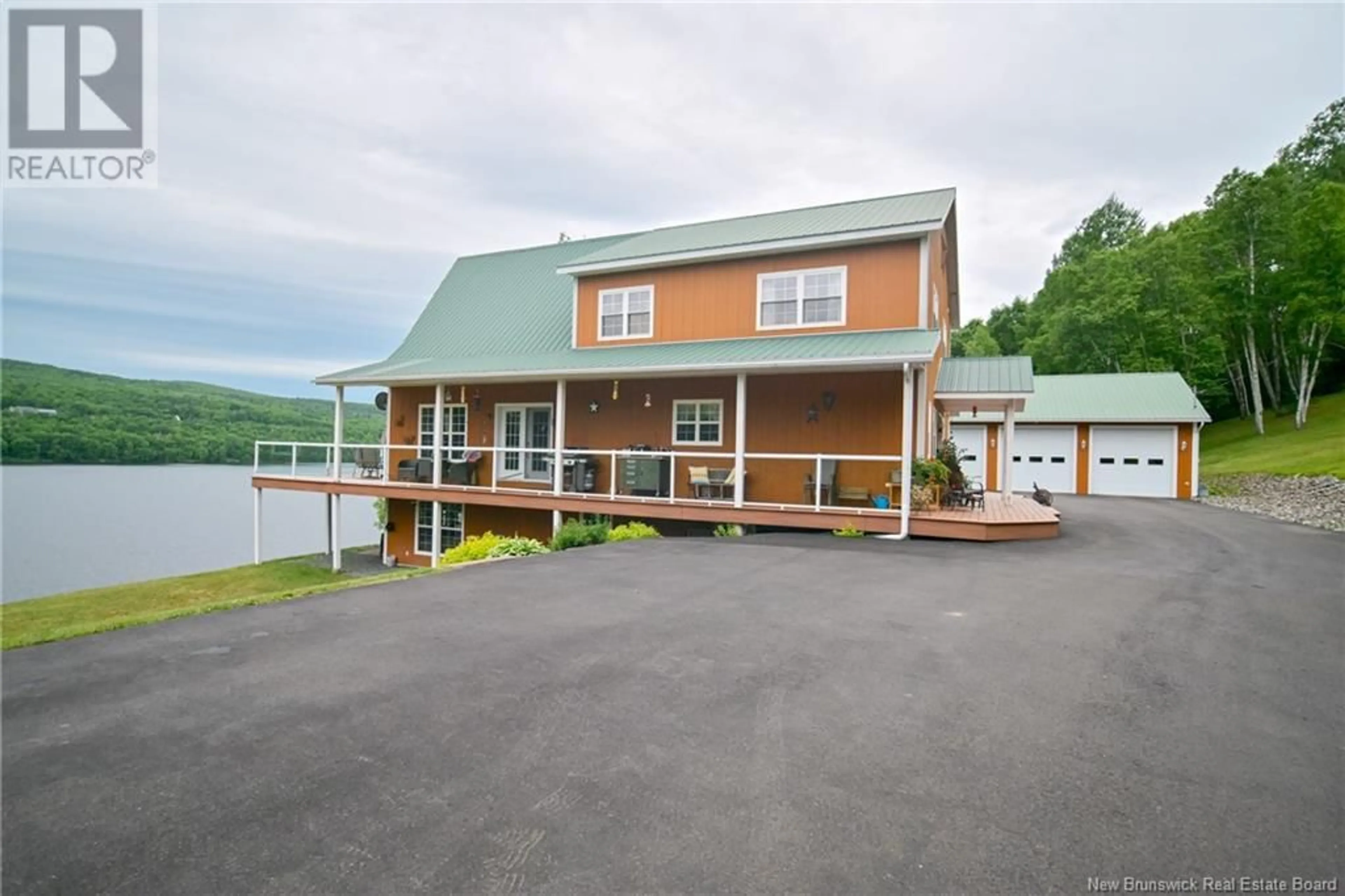 Indoor garage for 1623 ROUTE 105, Southampton New Brunswick E6G1M3