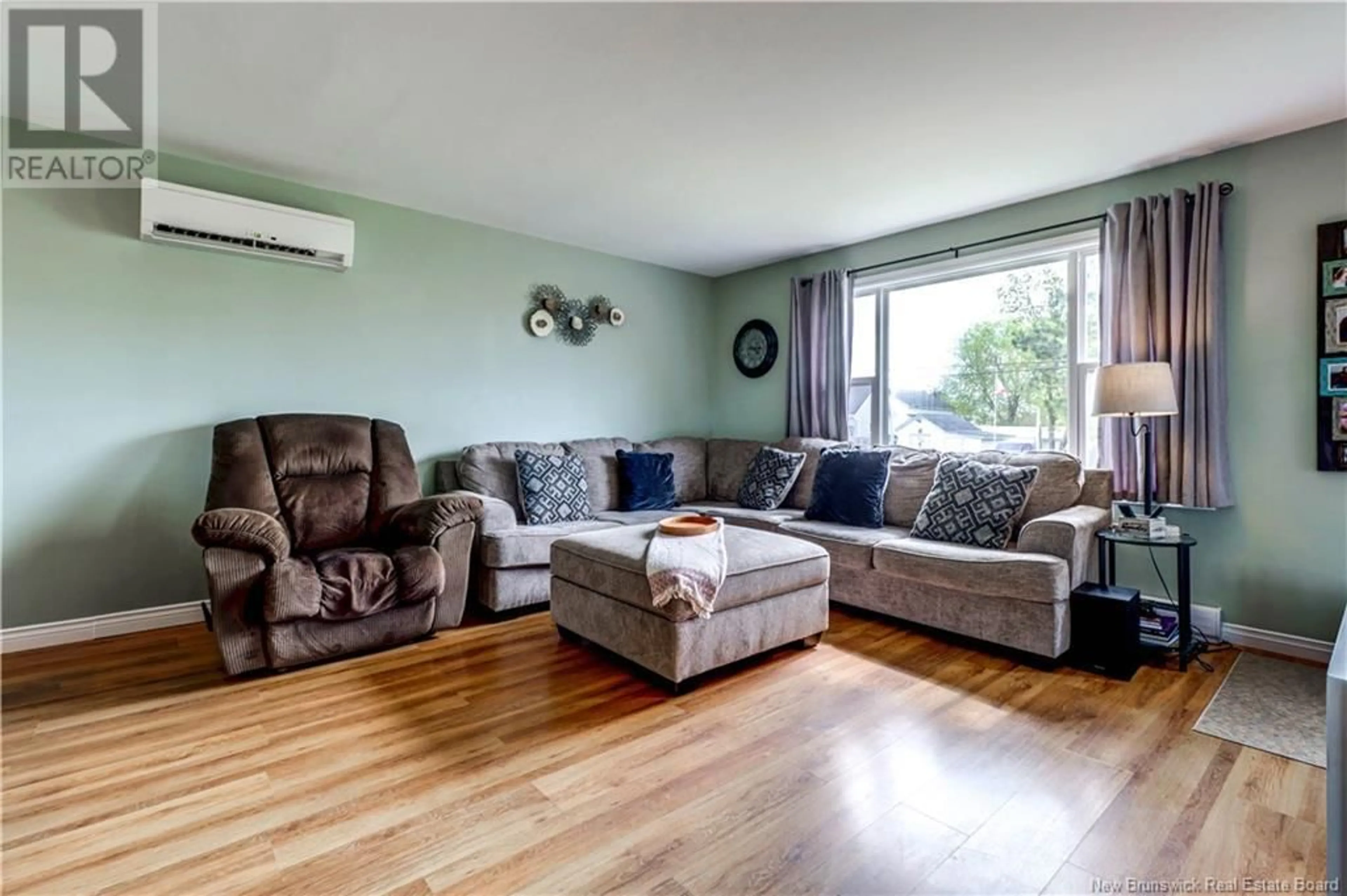 Living room with furniture, wood/laminate floor for 124 LANSDOWNE AVENUE, Sussex New Brunswick E4E1G3