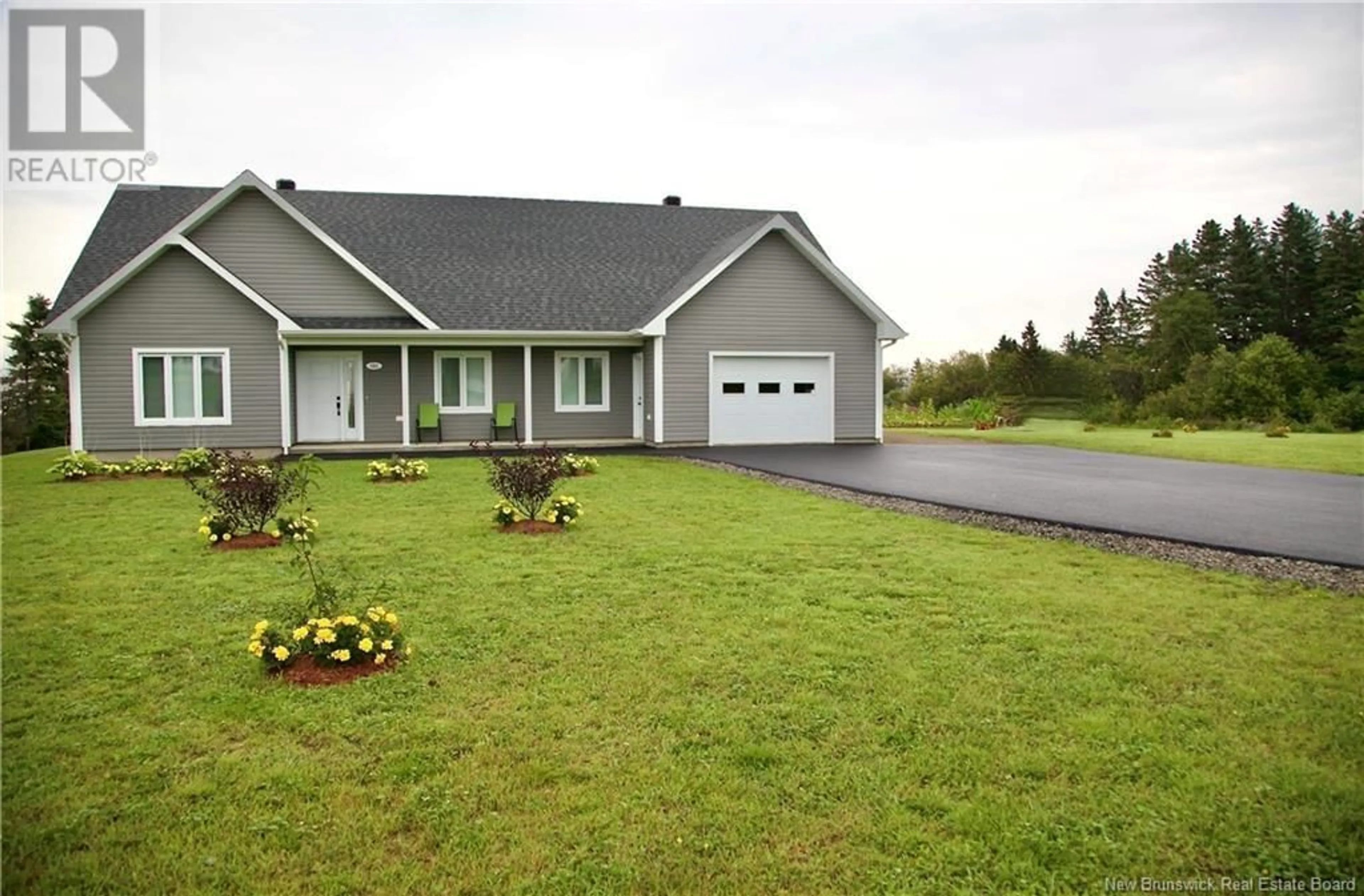 Home with vinyl exterior material, street for 583 RUE PRINCIPALE, Pointe-Verte New Brunswick E8J2P8