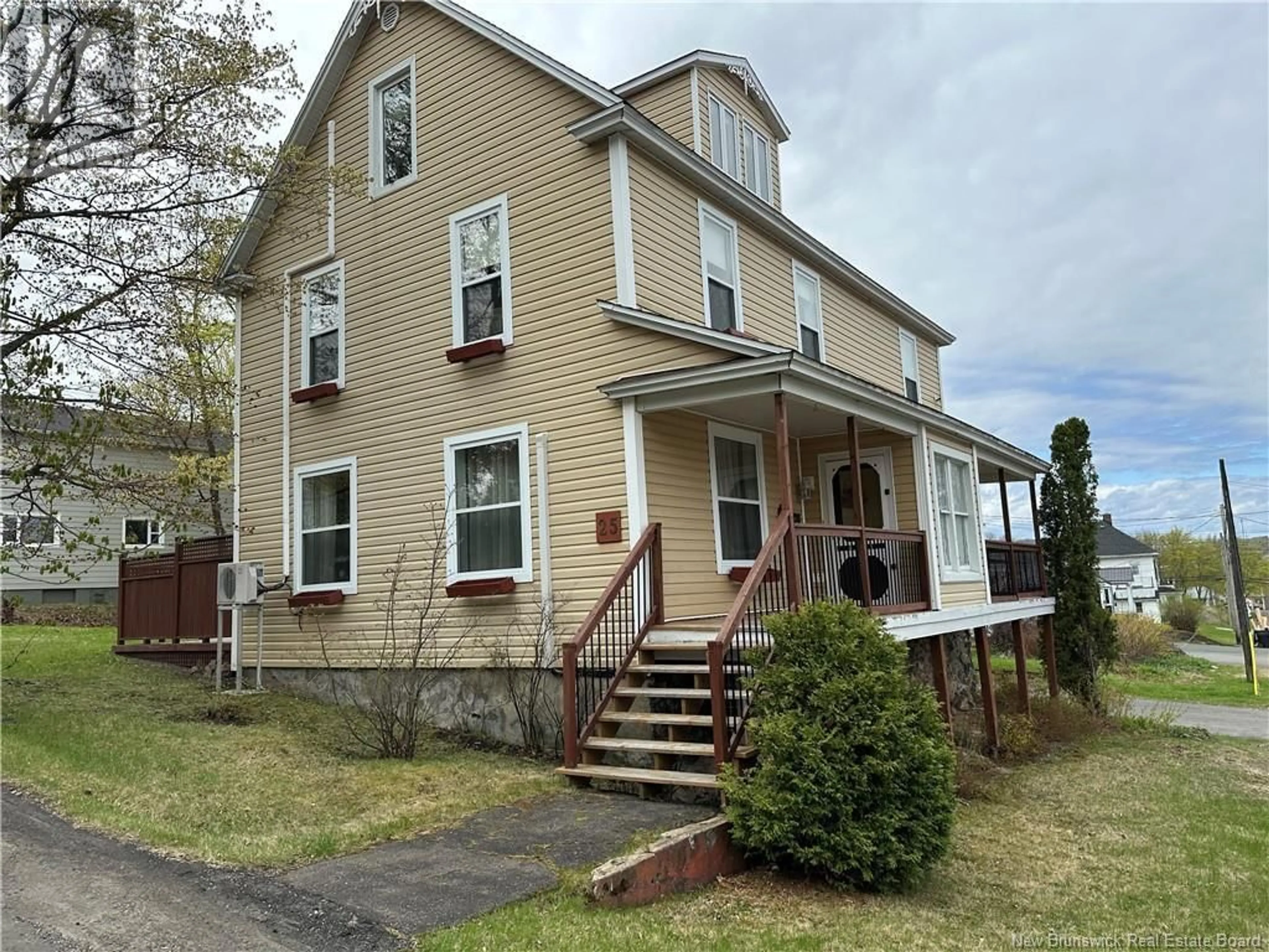 Home with vinyl exterior material, building for 25 CENTRAL STREET, Campbellton New Brunswick E3N2A3