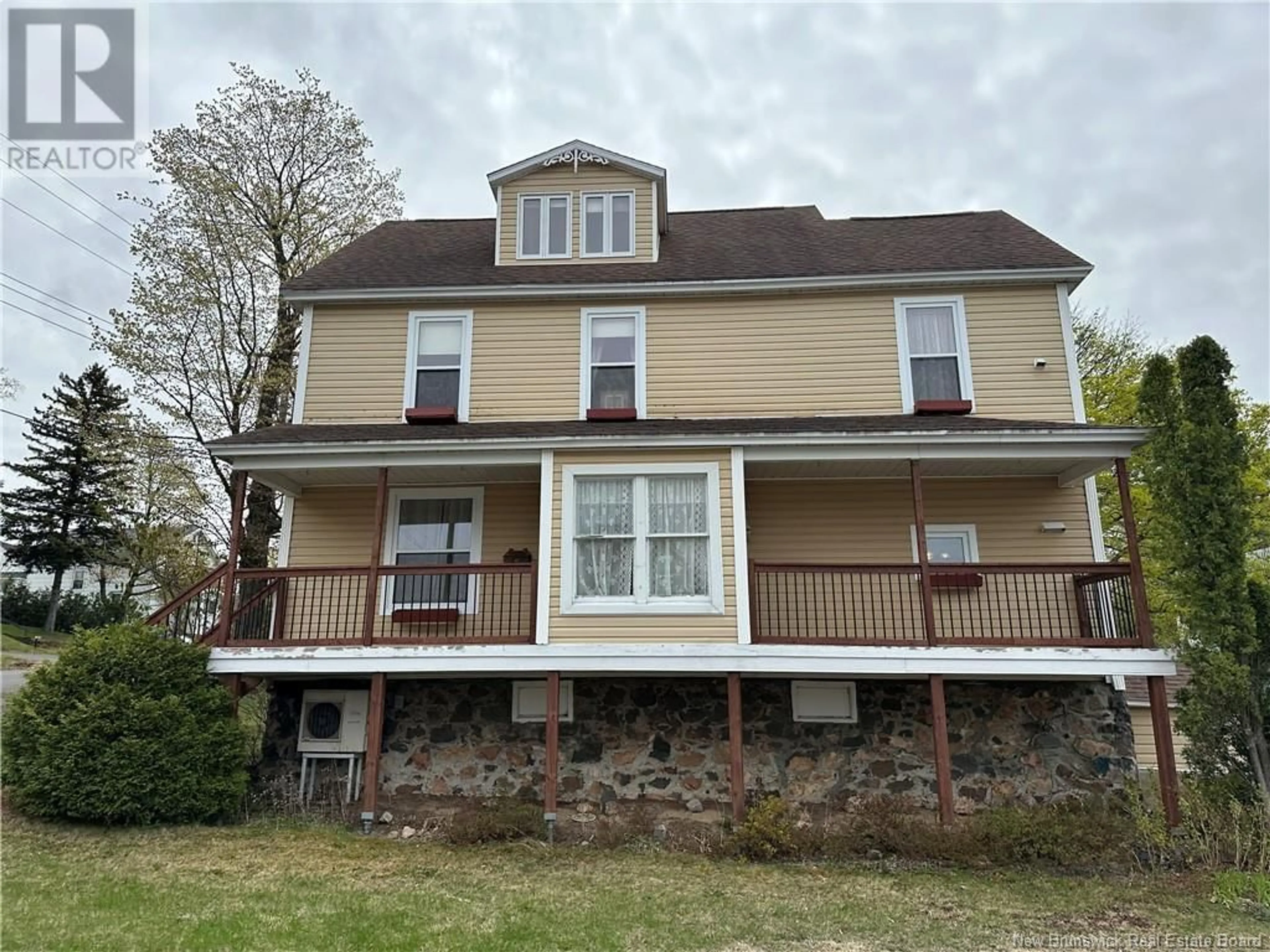 Home with vinyl exterior material, building for 25 CENTRAL STREET, Campbellton New Brunswick E3N2A3