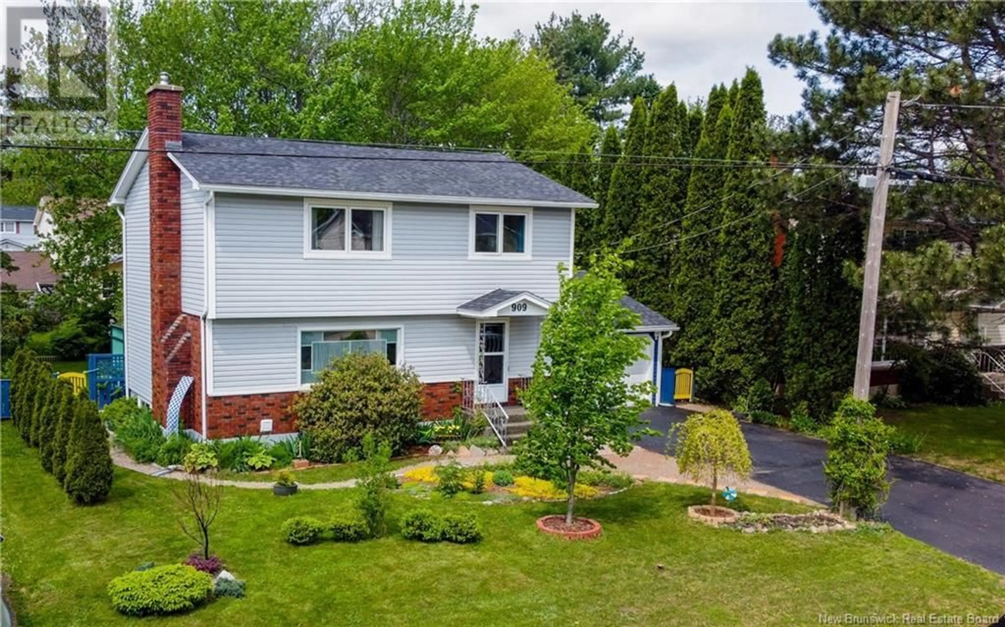 A pic from outside/outdoor area/front of a property/back of a property/a pic from drone, street for 909 MONTGOMERY AVENUE, Riverview New Brunswick E1B2A9