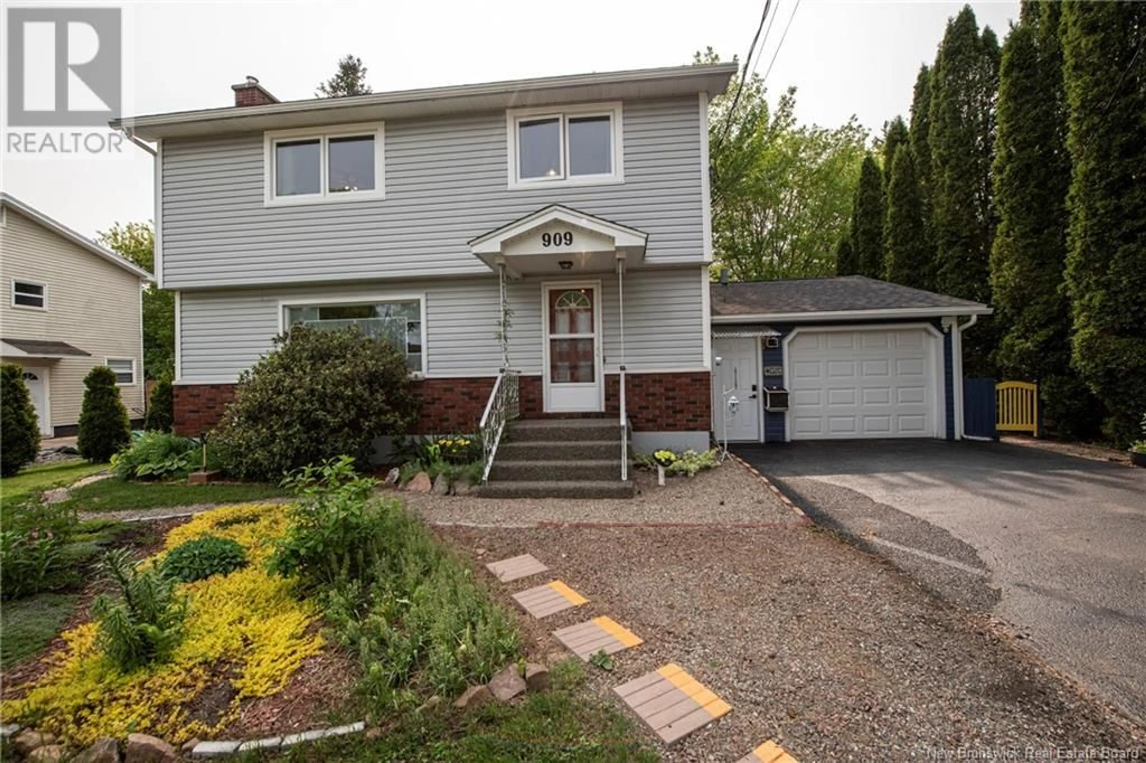Home with vinyl exterior material, street for 909 MONTGOMERY AVENUE, Riverview New Brunswick E1B2A9