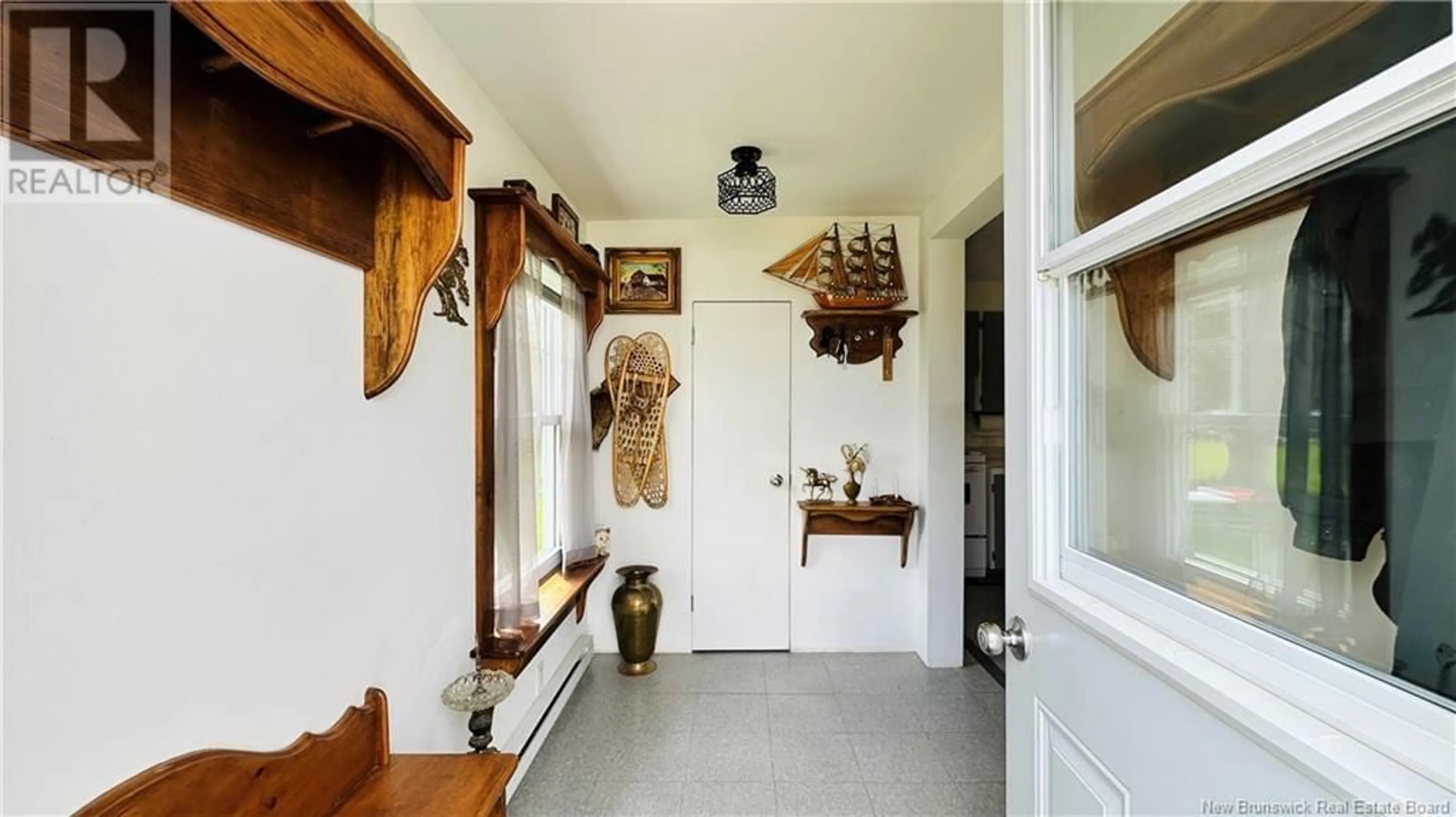 Indoor entryway for 106 RUE DE L'ECOLE, Rogersville New Brunswick E4Y1V7