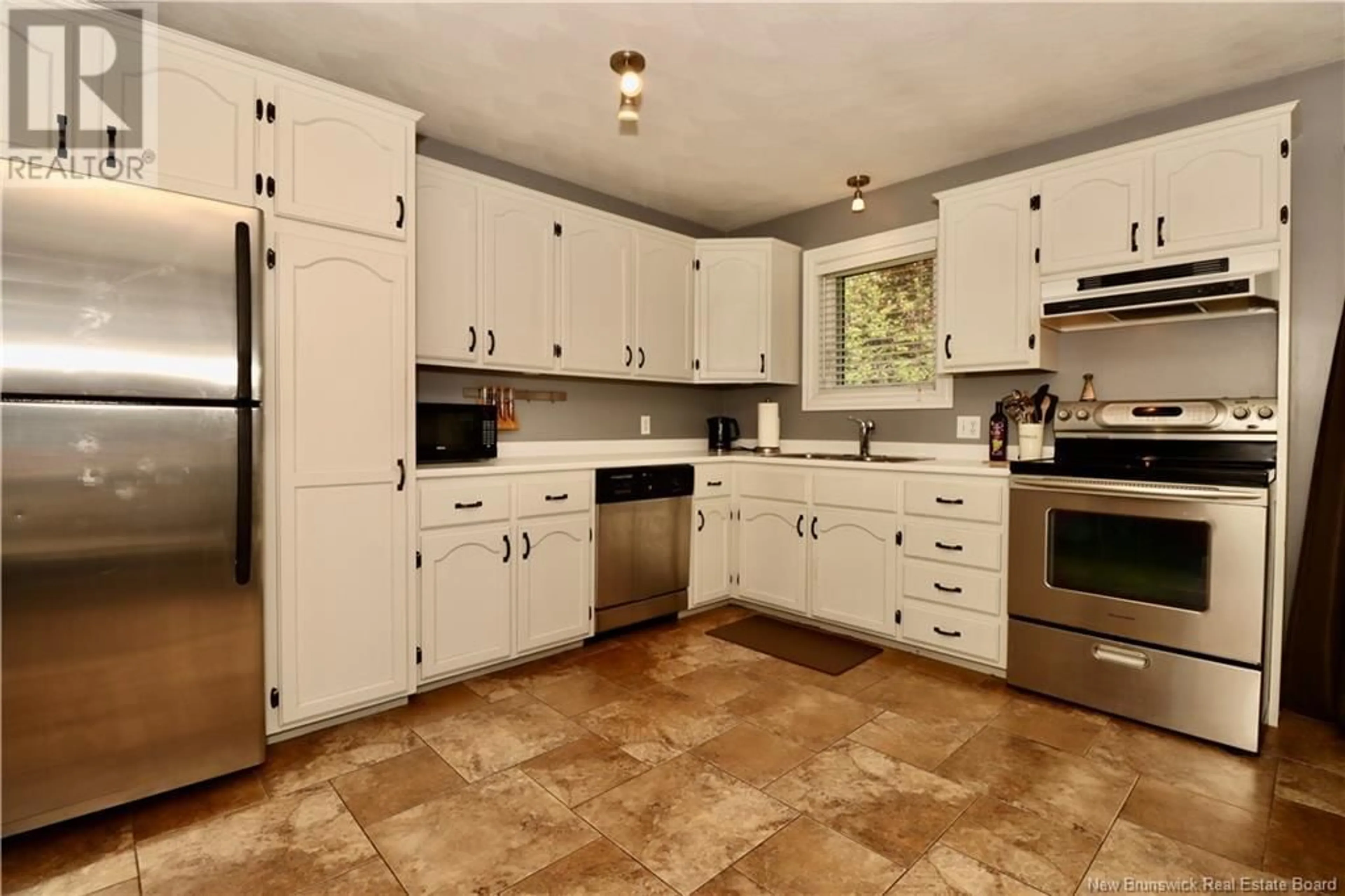 Standard kitchen, ceramic/tile floor for 120 TIPPERARY, Shediac New Brunswick E4P2V9