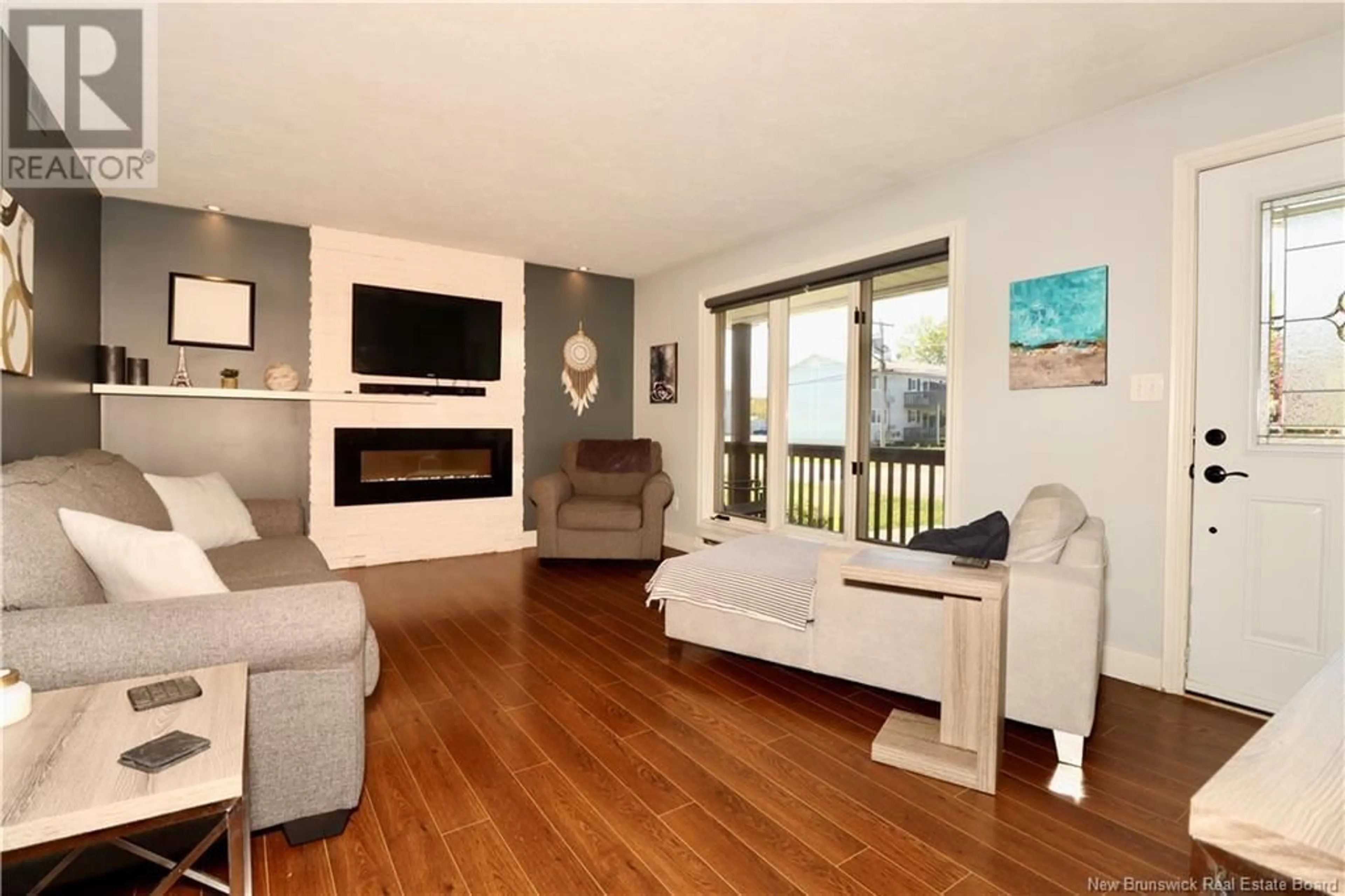 Living room with furniture, wood/laminate floor for 120 TIPPERARY, Shediac New Brunswick E4P2V9