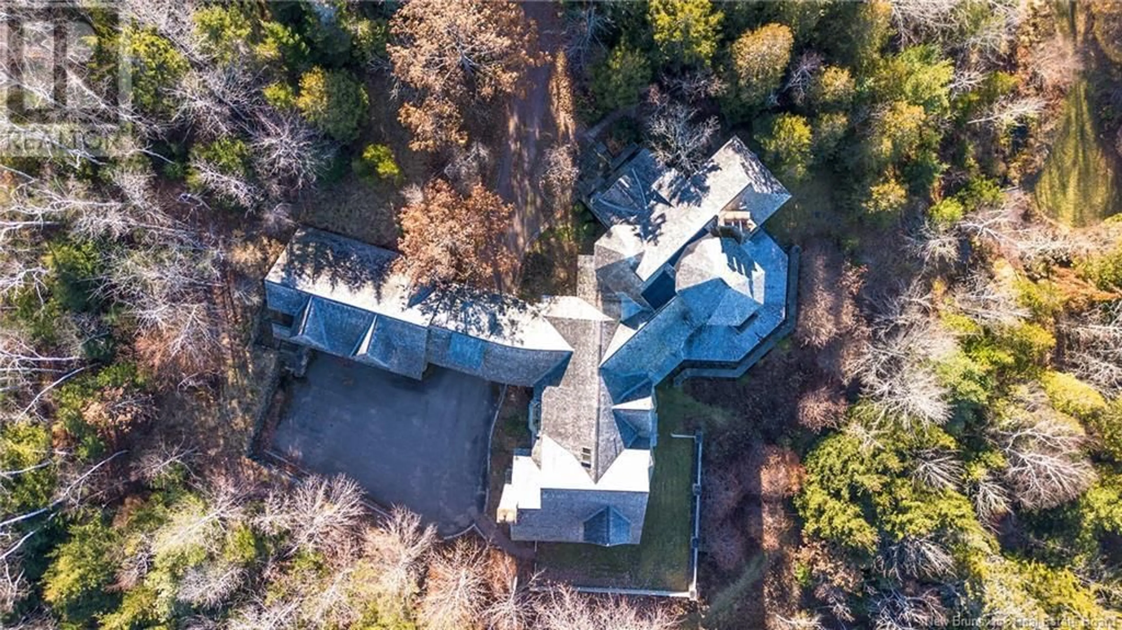 A pic from outside/outdoor area/front of a property/back of a property/a pic from drone, building for 501 KENNEBECASIS DRIVE, Saint John New Brunswick E2K5K9
