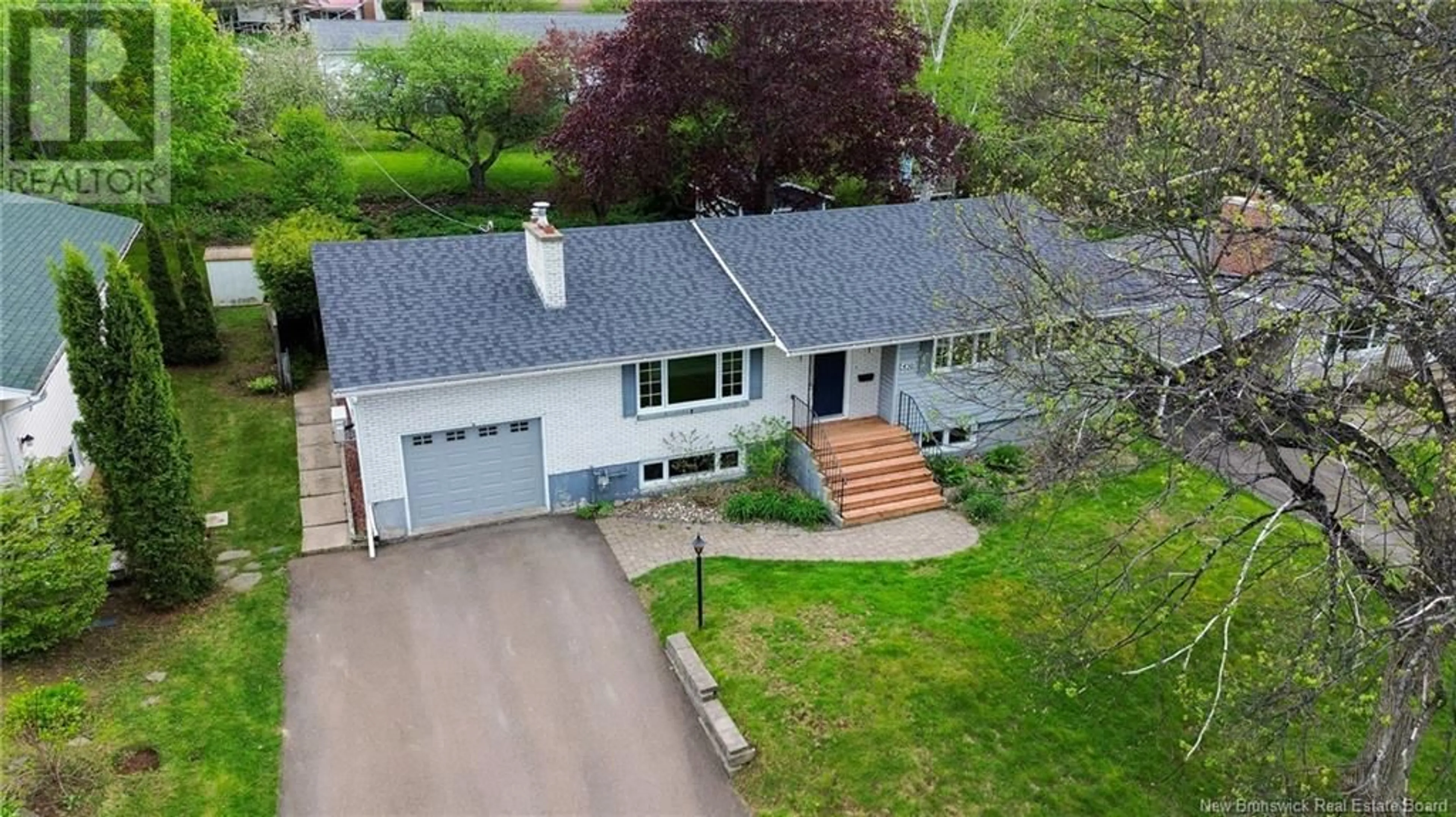 A pic from outside/outdoor area/front of a property/back of a property/a pic from drone, street for 450 MANSFIELD STREET, Fredericton New Brunswick E3B3Z9