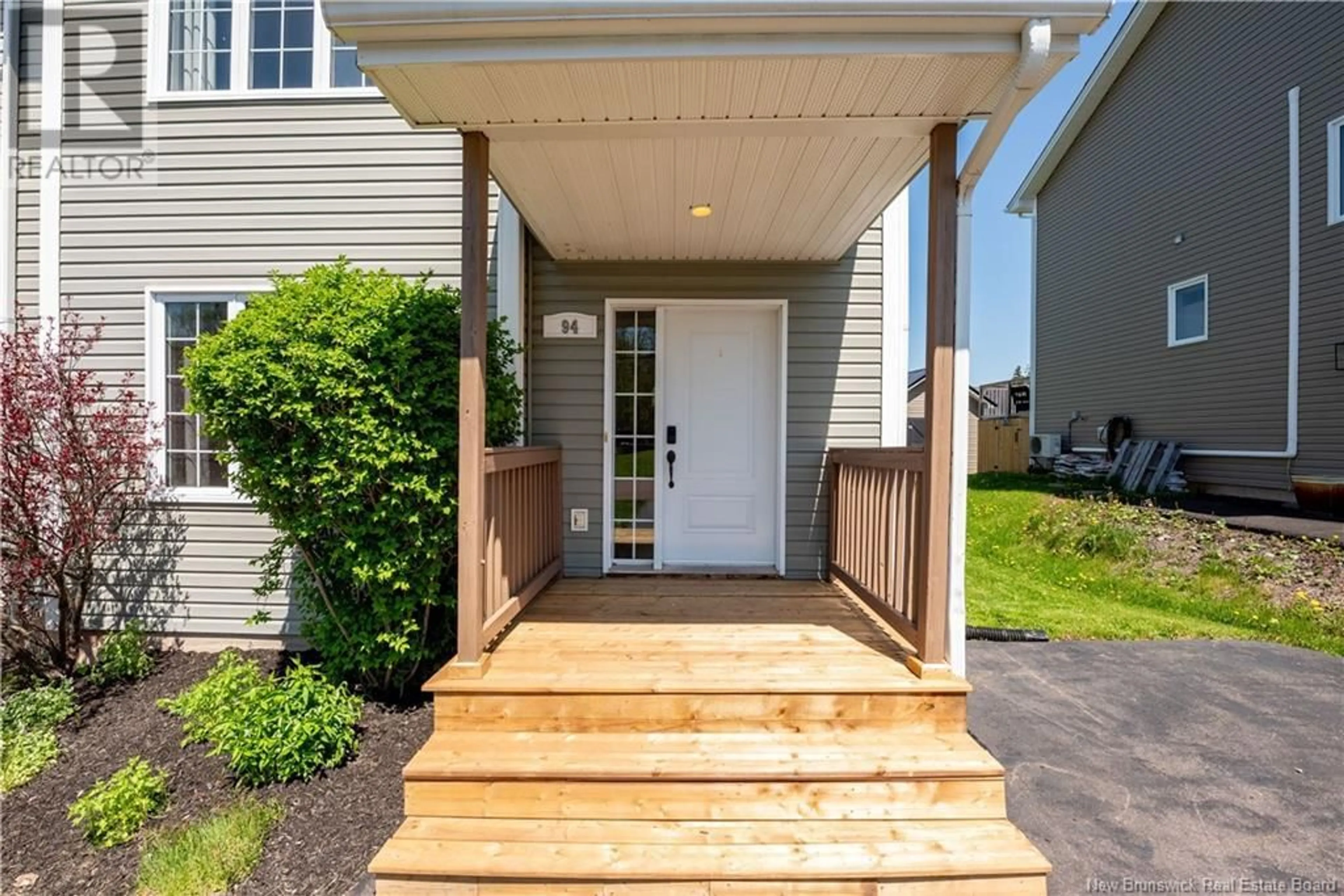 Indoor entryway for 94 DES ERABLES, Dieppe New Brunswick E1A7M7