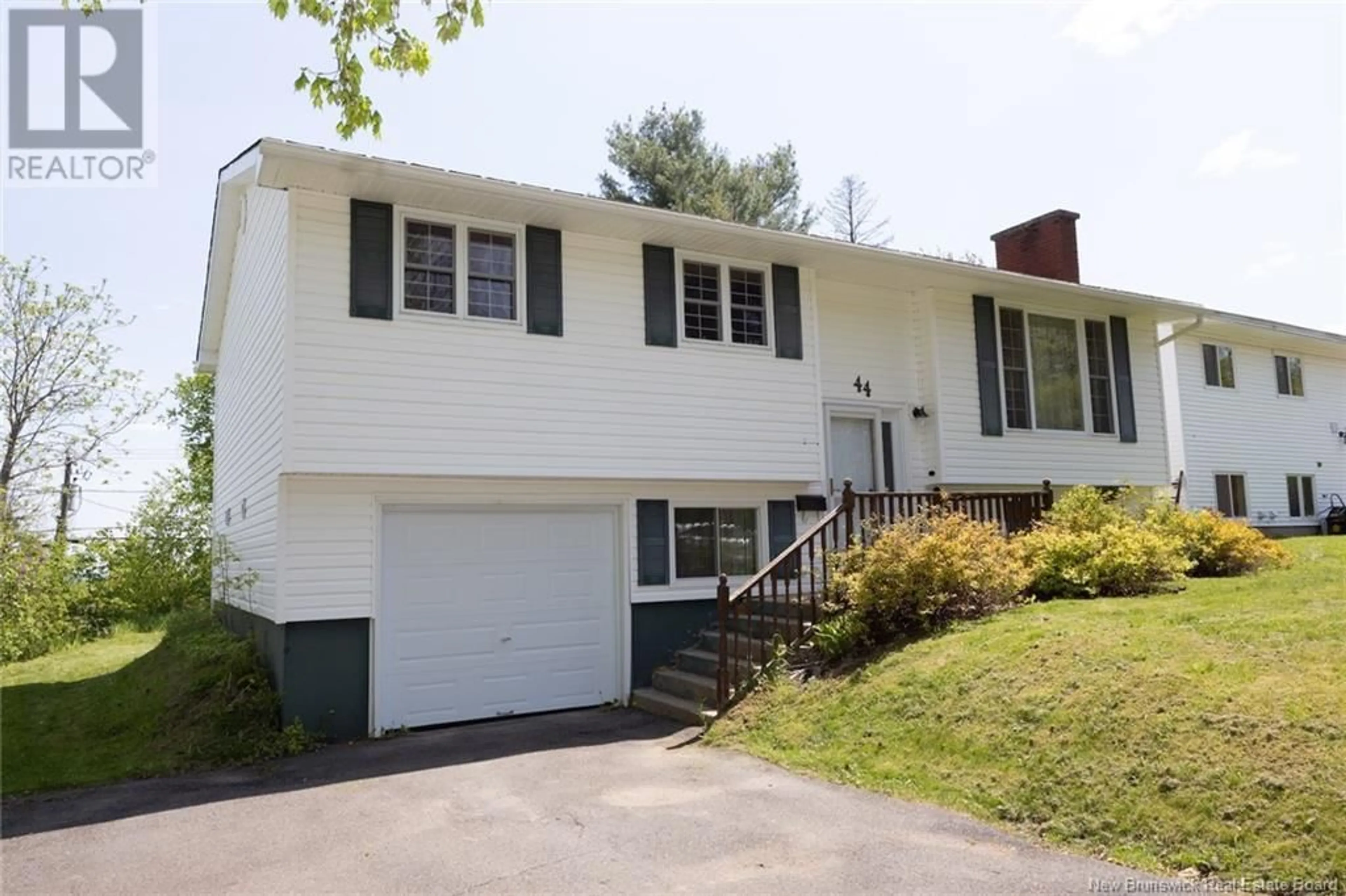 Home with vinyl exterior material, street for 44 KIMBLE COURT, Fredericton New Brunswick E3B5W4