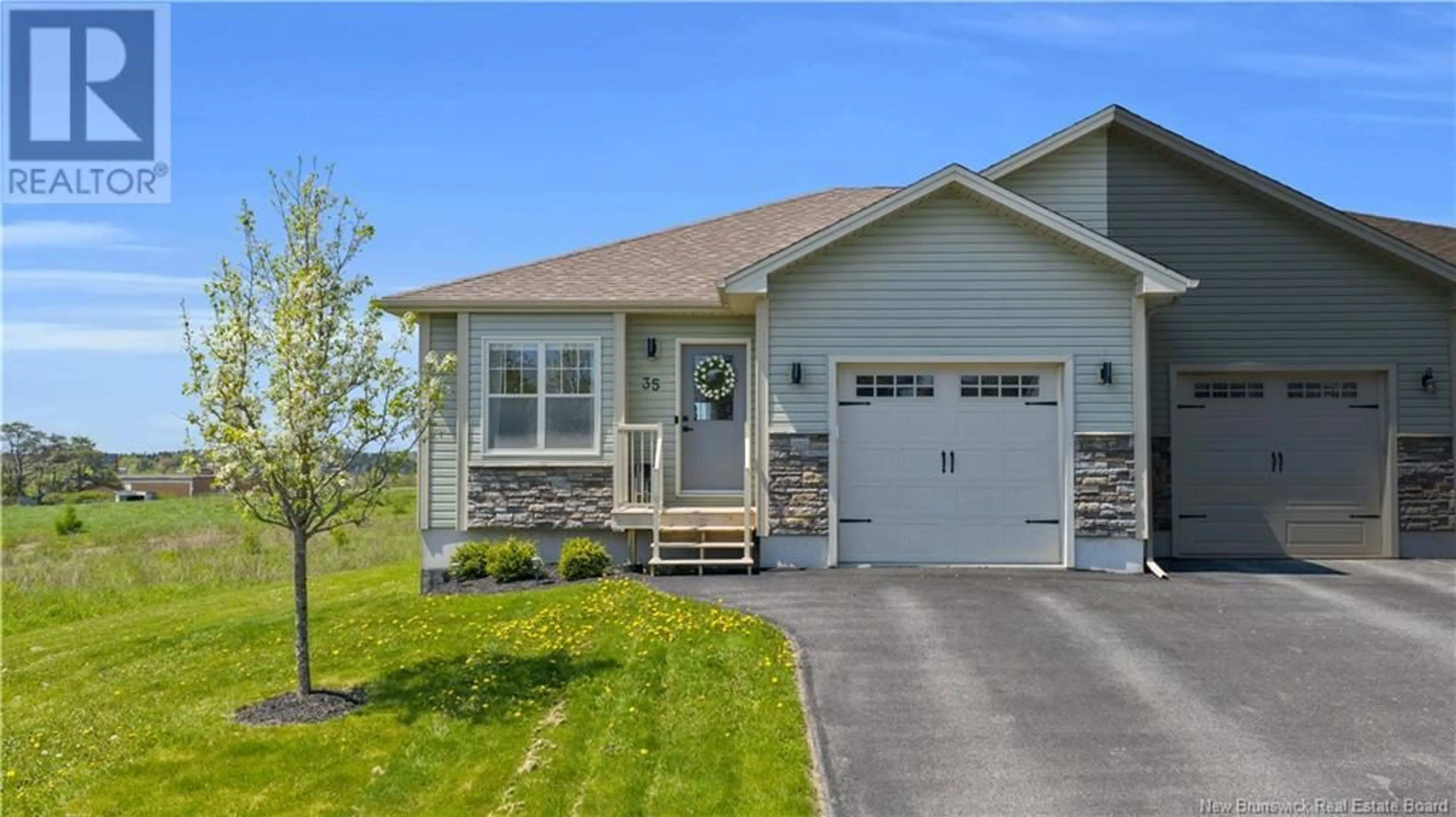 Home with vinyl exterior material, unknown for 35 MOSAIC DRIVE, Saint John New Brunswick E2J0K1