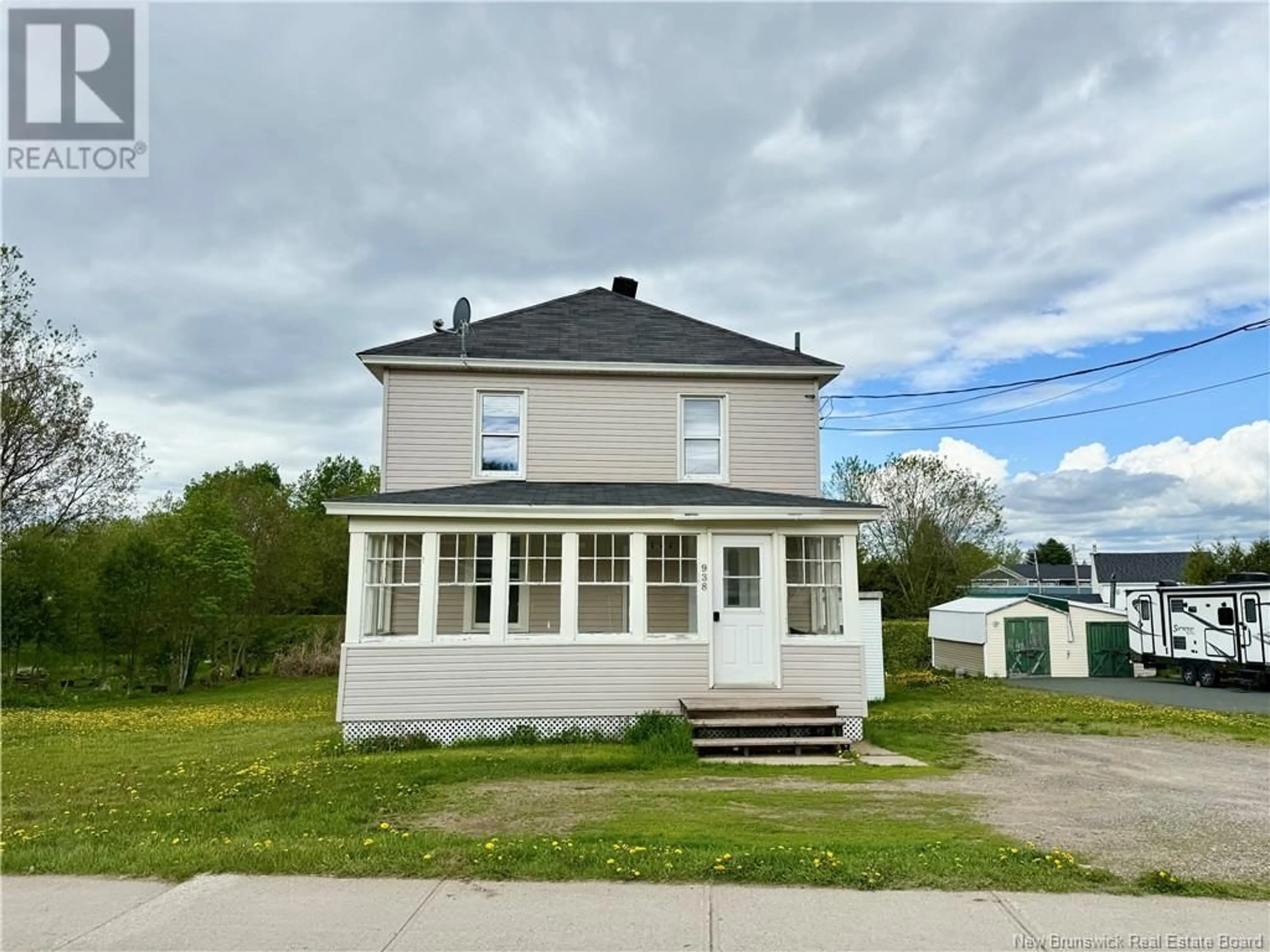 Home with vinyl exterior material, building for 938 KING STREET, Bathurst New Brunswick E2A1S1