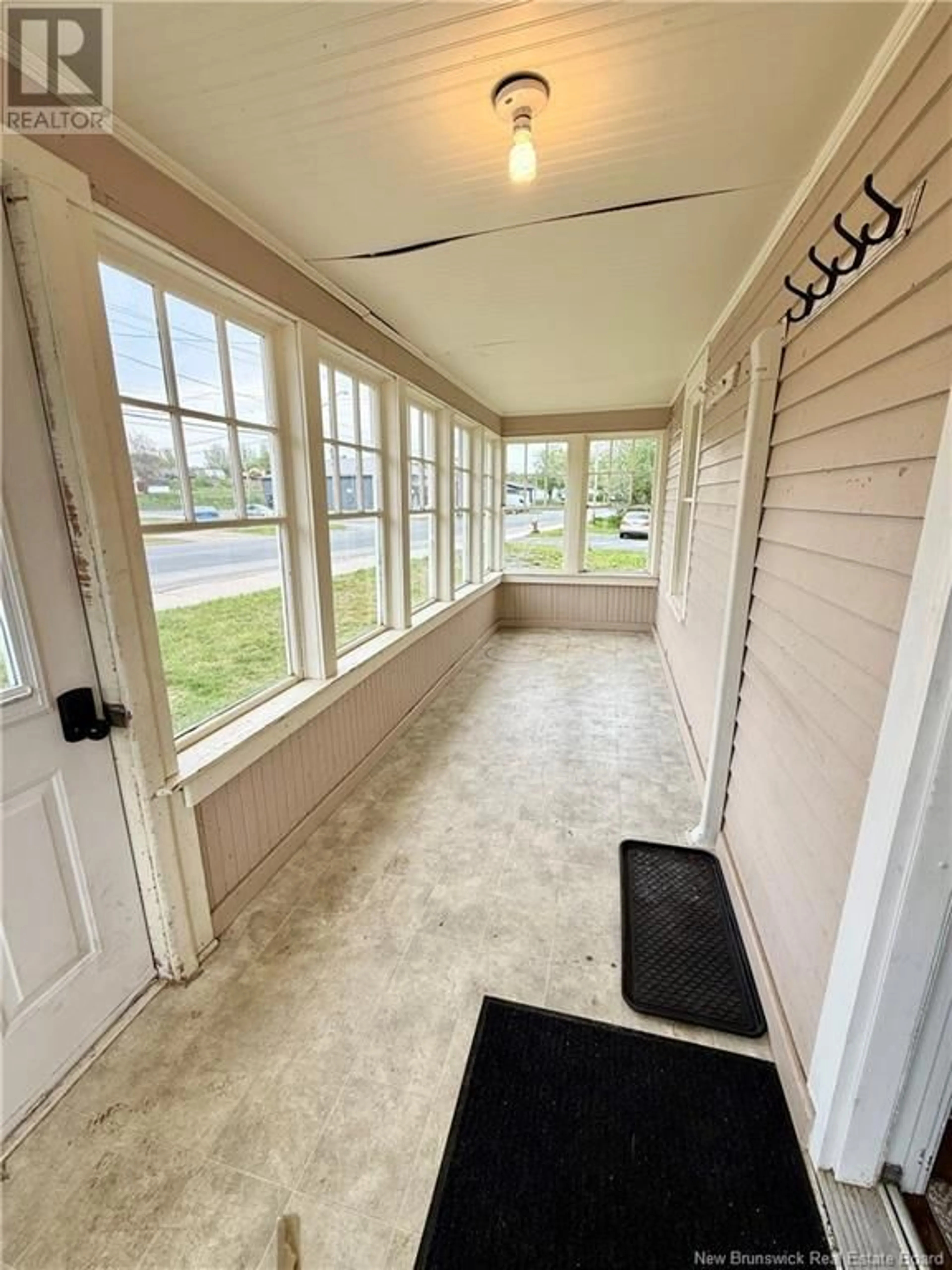 Indoor entryway for 938 KING STREET, Bathurst New Brunswick E2A1S1