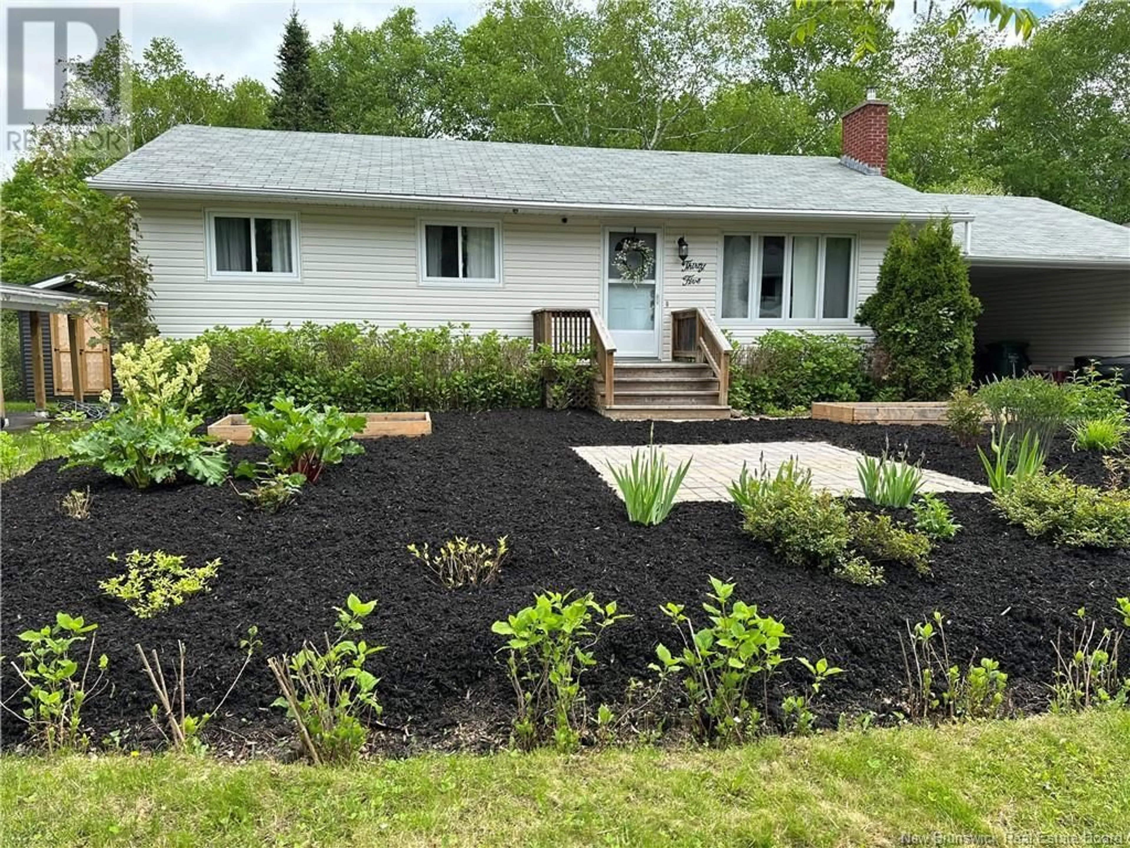 Home with vinyl exterior material, street for 35 CHARING CRESCENT, Fredericton New Brunswick E3B4R8