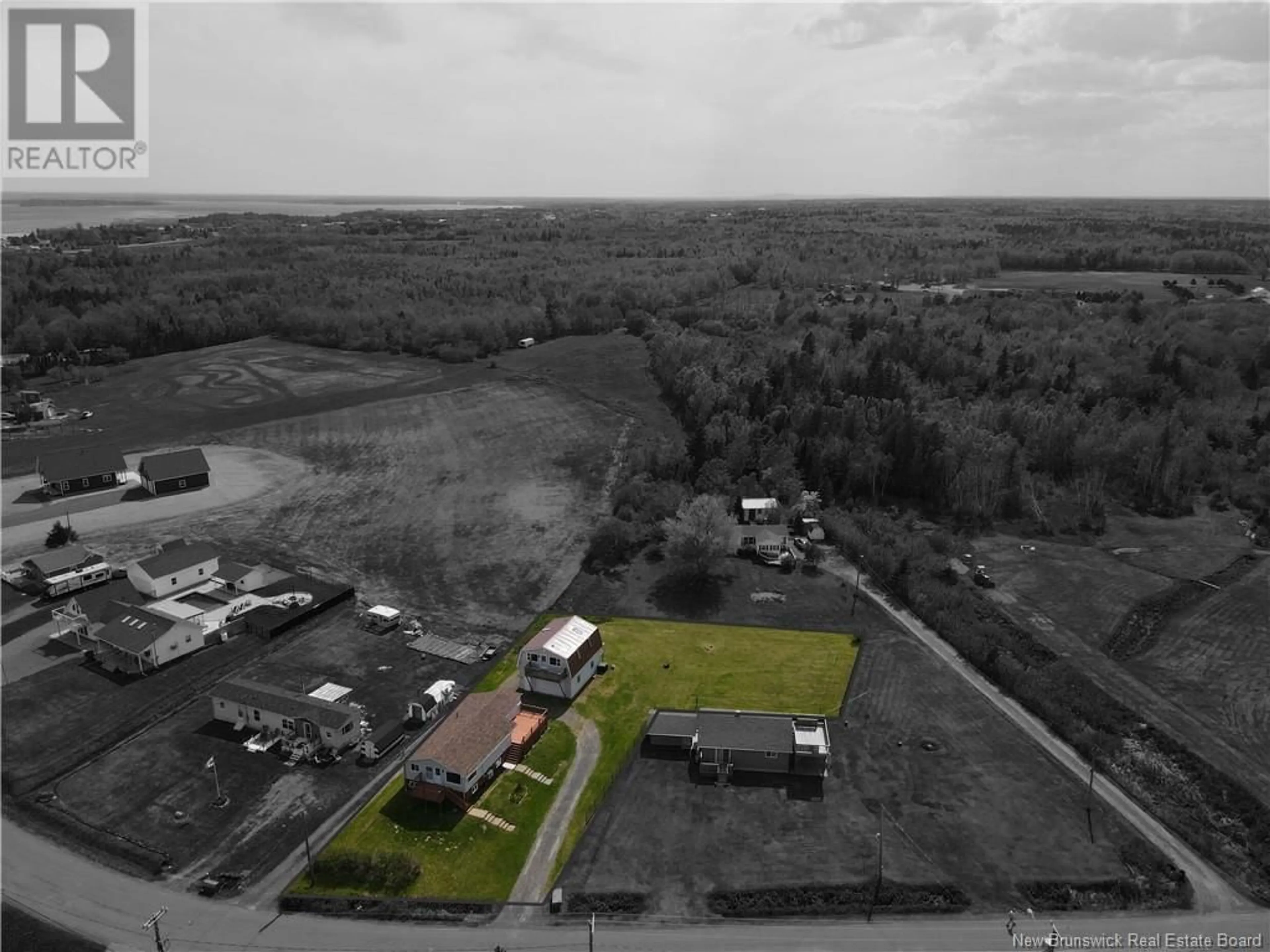 A pic from outside/outdoor area/front of a property/back of a property/a pic from drone, building for 157 DE LA COTE, Grande-Digue New Brunswick E4R1W8